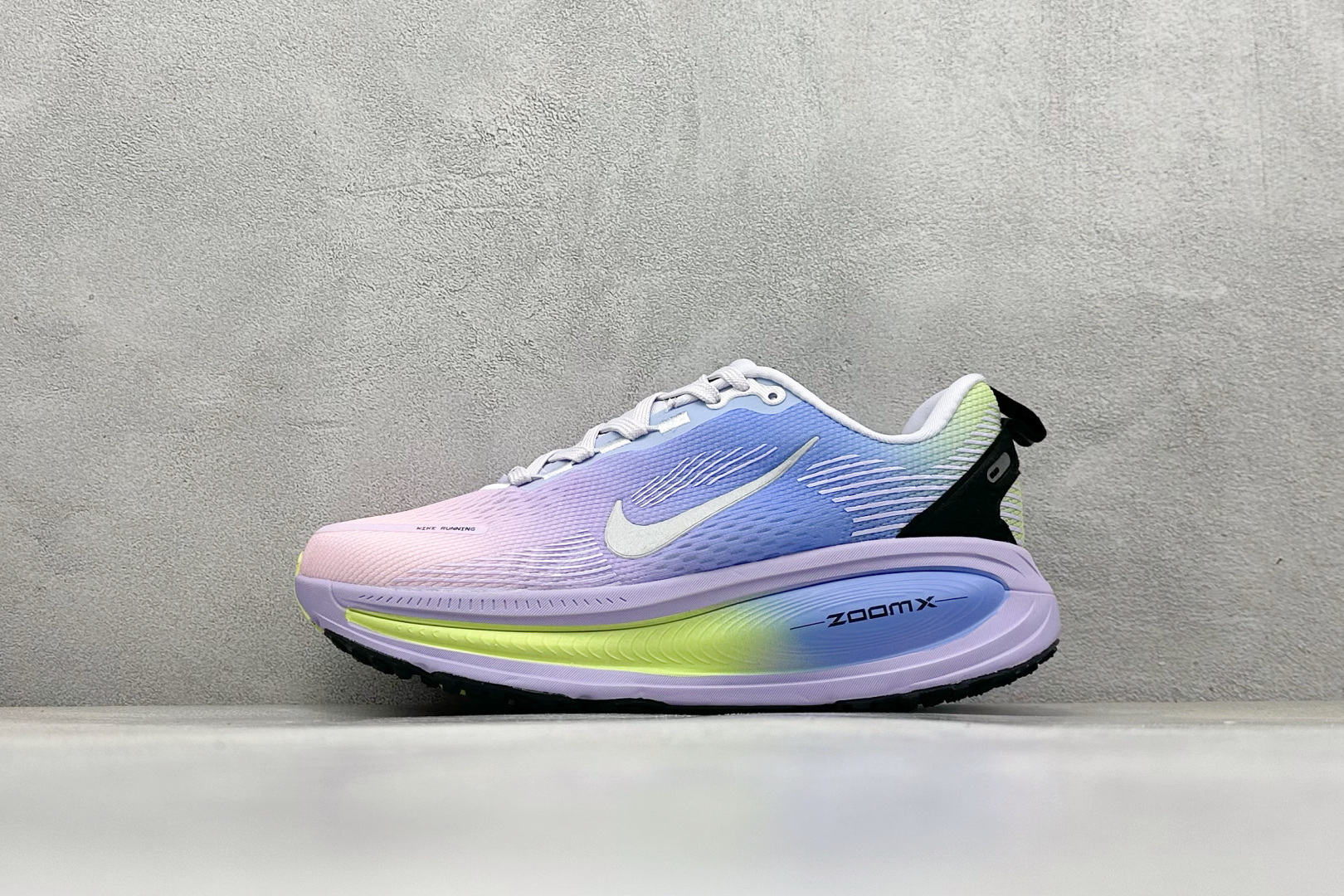 NK Air Zoom Vomero 18 轻便舒适公路跑步鞋
质感柔软 弹力充沛 助力一路畅跑 乐享
