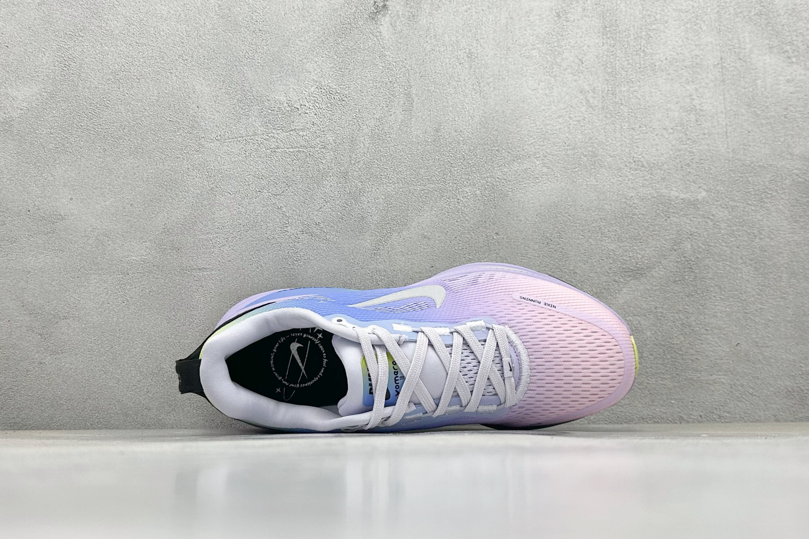 NK Air Zoom Vomero 18 轻便舒适公路跑步鞋
质感柔软 弹力充沛 助力一路畅跑 乐享