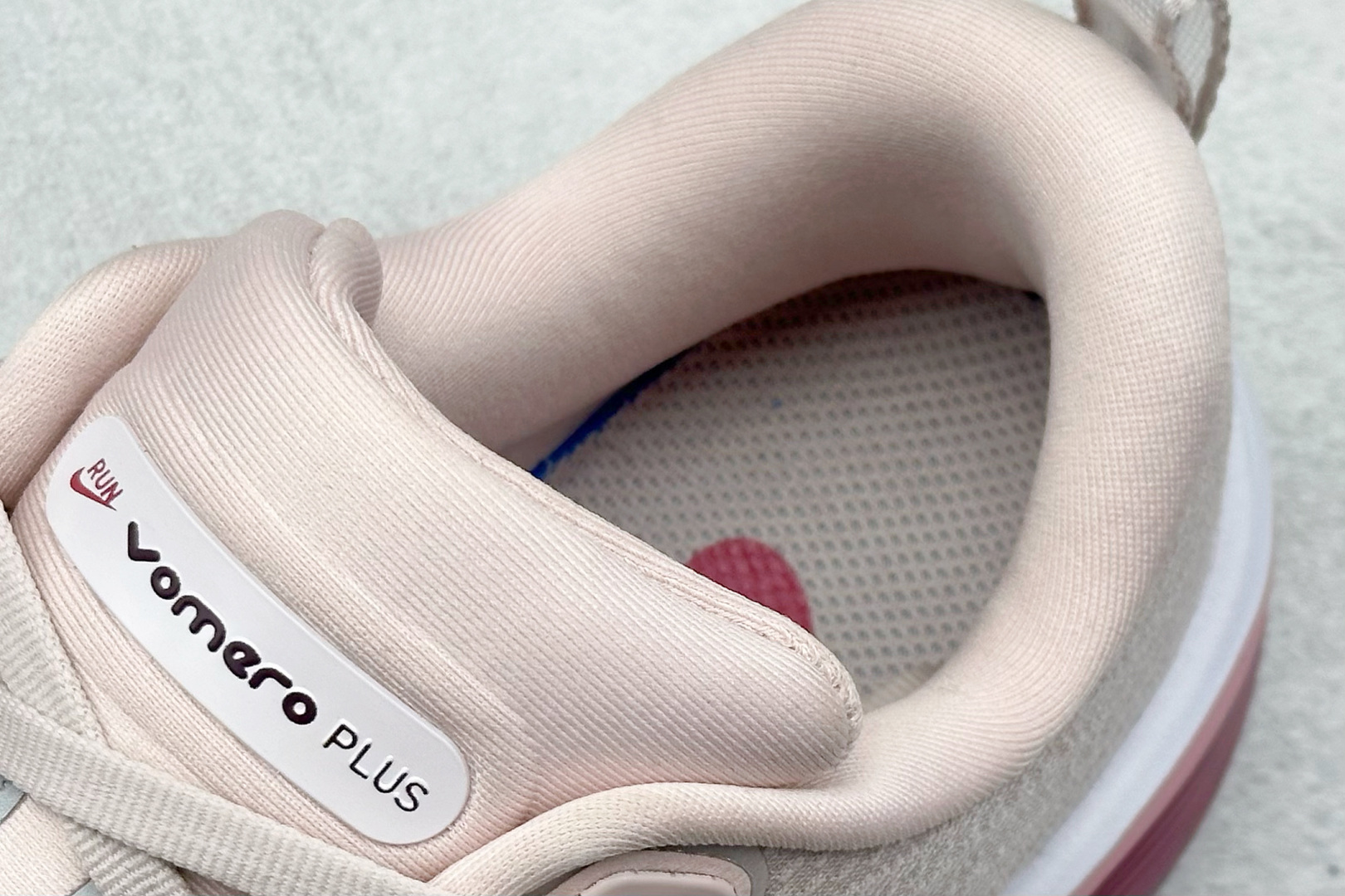 210 Nike VOMERO PLUS 轻盈跑鞋 版本 舒适百搭防滑耐磨 低帮 休闲跑步鞋 HV8154-003-Chinese UA Cheap High Quatity Brand Clothes Bags handbags Sneakers wholesale wholesaler seller from China Factory suppliers Fashion Clothing Shoes best Quality Beautiful Price 210 Nike VOMERO PLUS 轻盈跑鞋 版本 舒适百搭防滑耐磨 低帮 休闲跑步鞋 HV8154-003