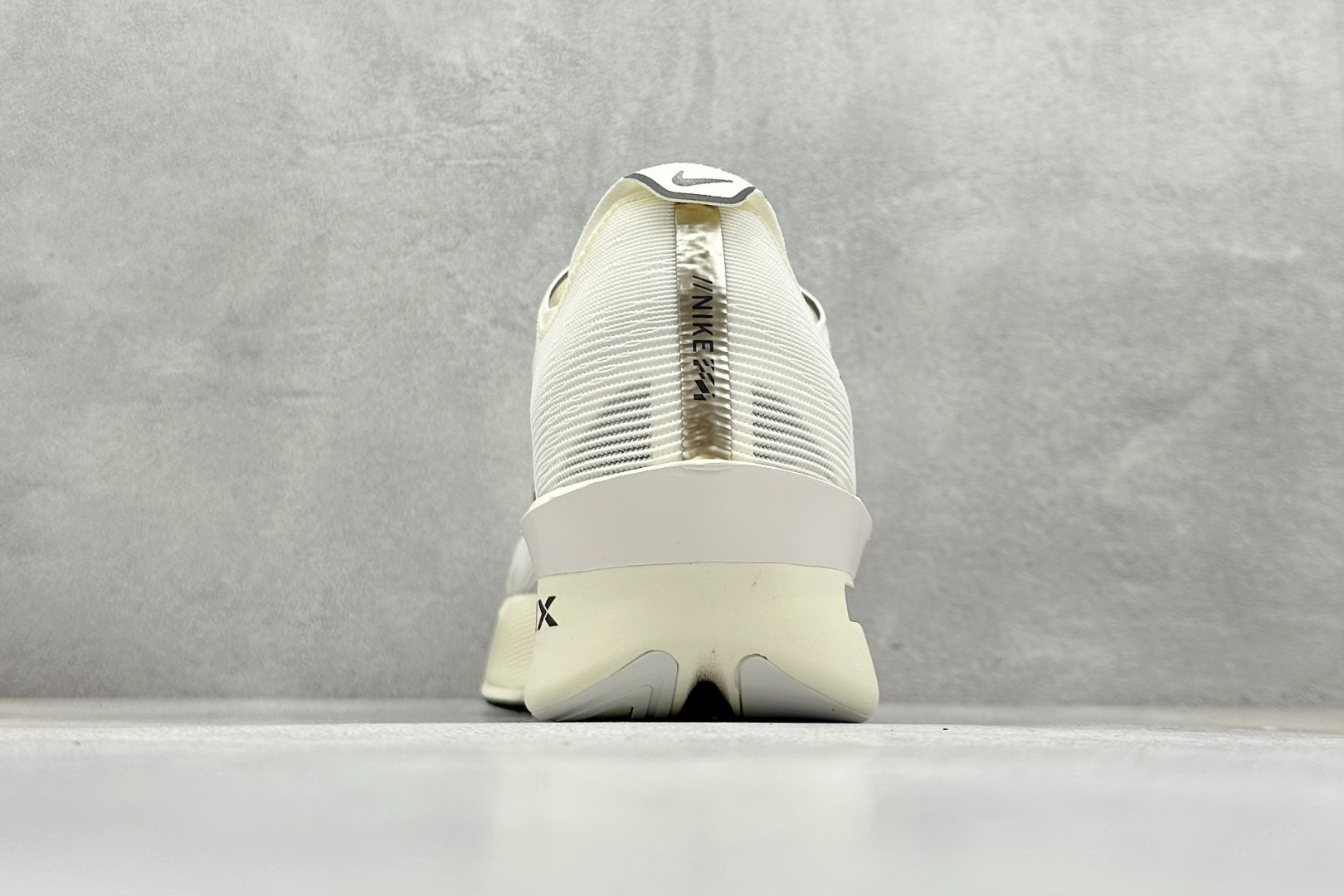 220 Nike ZoomX Vaporfly NEXT% 4 马拉松系列公路竞速超轻缓震跑步鞋 HV6107-100