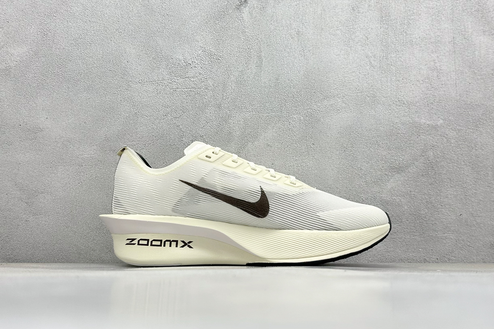 220 Nike ZoomX Vaporfly NEXT% 4 马拉松系列公路竞速超轻缓震跑步鞋 HV6107-100