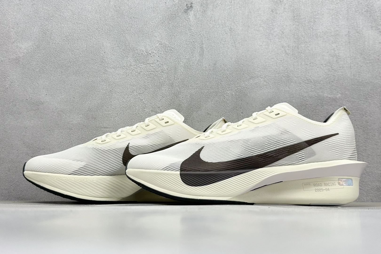 220 Nike ZoomX Vaporfly NEXT% 4 马拉松系列公路竞速超轻缓震跑步鞋 HV6107-100