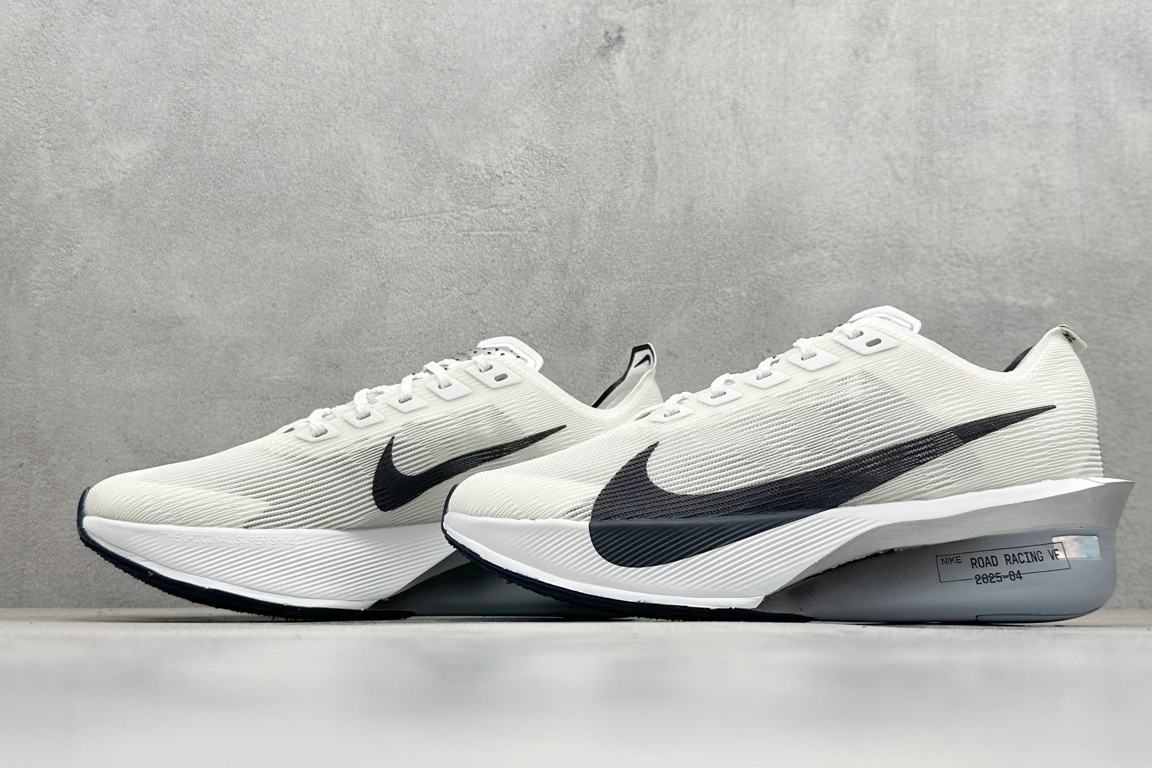 220 Nike ZoomX Vaporfly NEXT% 4 马拉松系列公路竞速超轻缓震跑步鞋 HF6412-100