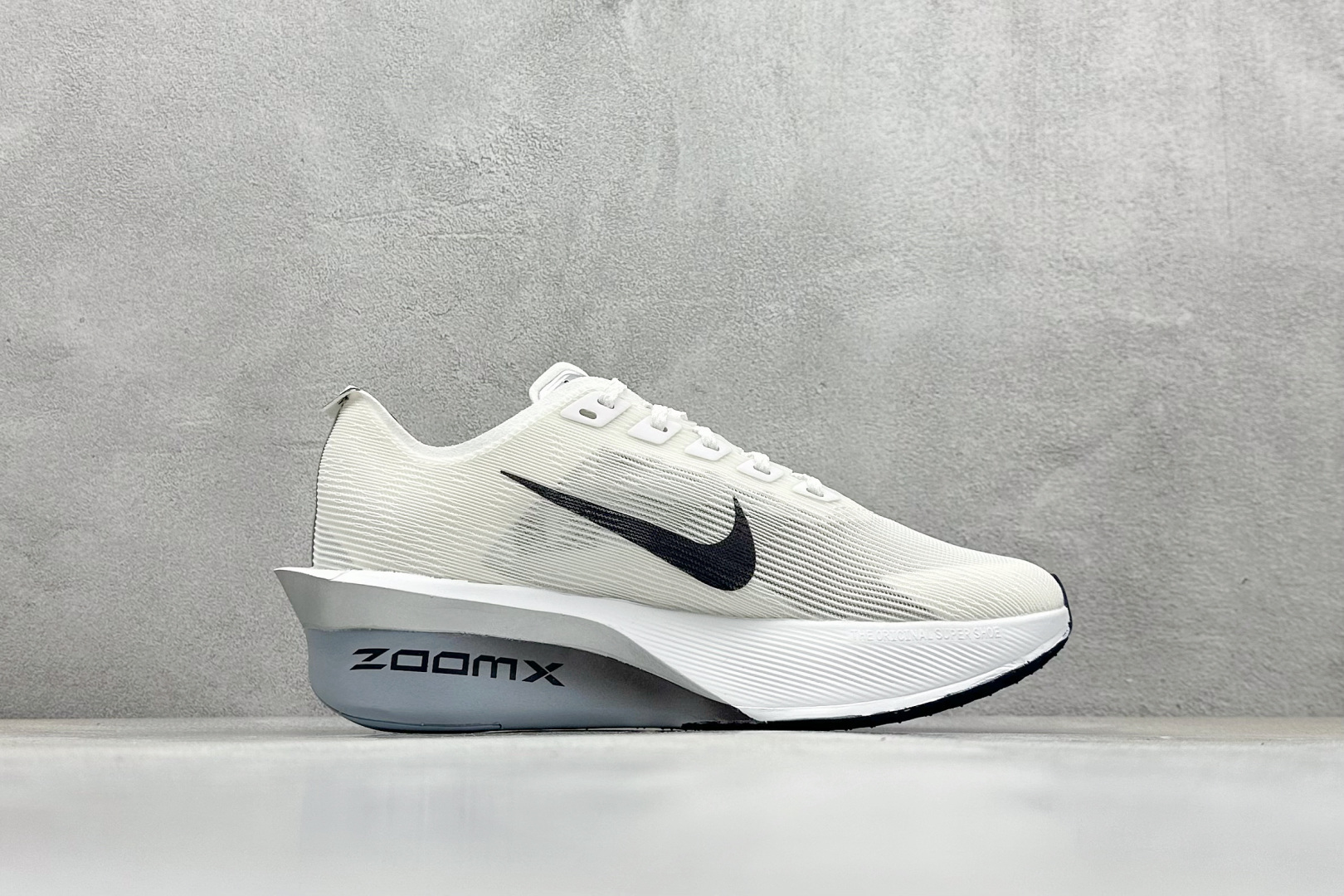220 Nike ZoomX Vaporfly NEXT% 4 马拉松系列公路竞速超轻缓震跑步鞋 HF6412-100