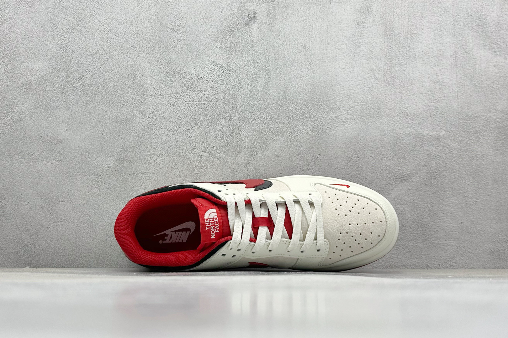 240 XC版Nk SB Dunk Low 北面联名 米白黑红勾 周年高端定制 低帮休闲板鞋 DJ2024-127-Chinese UA Cheap High Quatity Brand Clothes Bags handbags Sneakers wholesale wholesaler seller from China Factory suppliers Fashion Clothing Shoes best Quality Beautiful Price 240 XC版Nk SB Dunk Low 北面联名 米白黑红勾 周年高端定制 低帮休闲板鞋 DJ2024-127