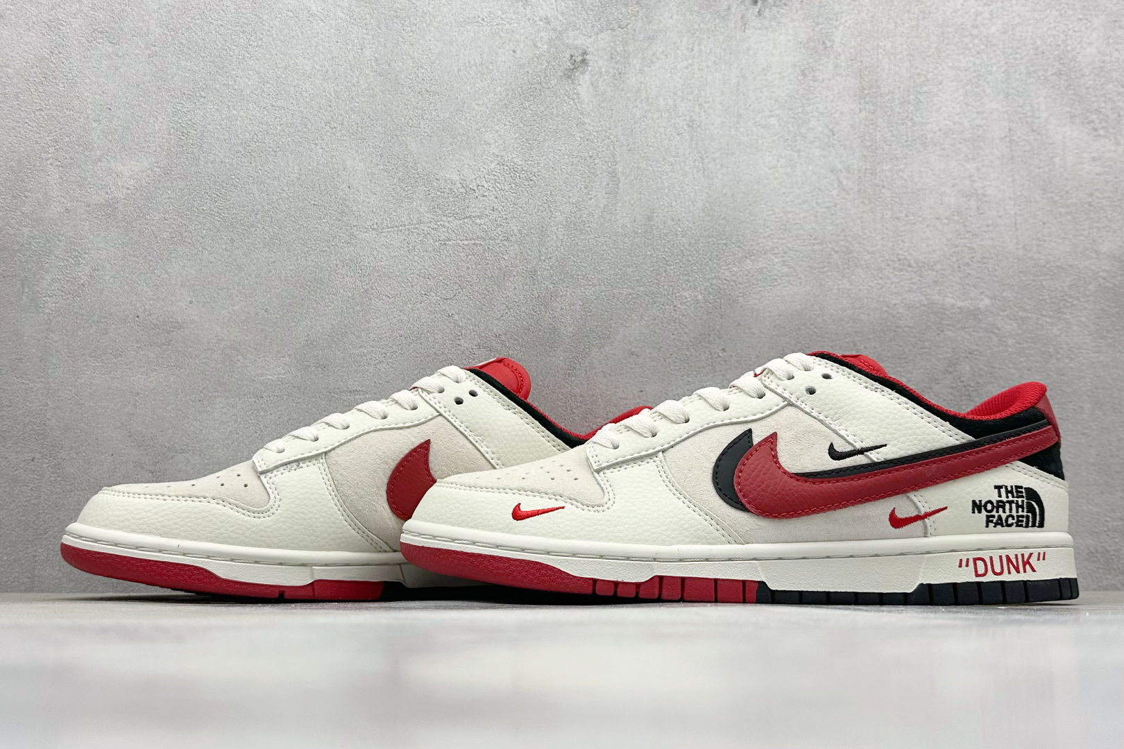 240 XC版Nk SB Dunk Low 北面联名 米白黑红勾 周年高端定制 低帮休闲板鞋 DJ2024-127-Chinese UA Cheap High Quatity Brand Clothes Bags handbags Sneakers wholesale wholesaler seller from China Factory suppliers Fashion Clothing Shoes best Quality Beautiful Price 240 XC版Nk SB Dunk Low 北面联名 米白黑红勾 周年高端定制 低帮休闲板鞋 DJ2024-127