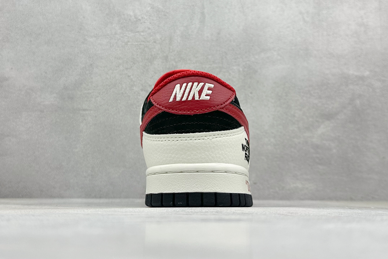 240 XC版Nk SB Dunk Low 北面联名 米白黑红勾 周年高端定制 低帮休闲板鞋 DJ2024-127-Chinese UA Cheap High Quatity Brand Clothes Bags handbags Sneakers wholesale wholesaler seller from China Factory suppliers Fashion Clothing Shoes best Quality Beautiful Price 240 XC版Nk SB Dunk Low 北面联名 米白黑红勾 周年高端定制 低帮休闲板鞋 DJ2024-127