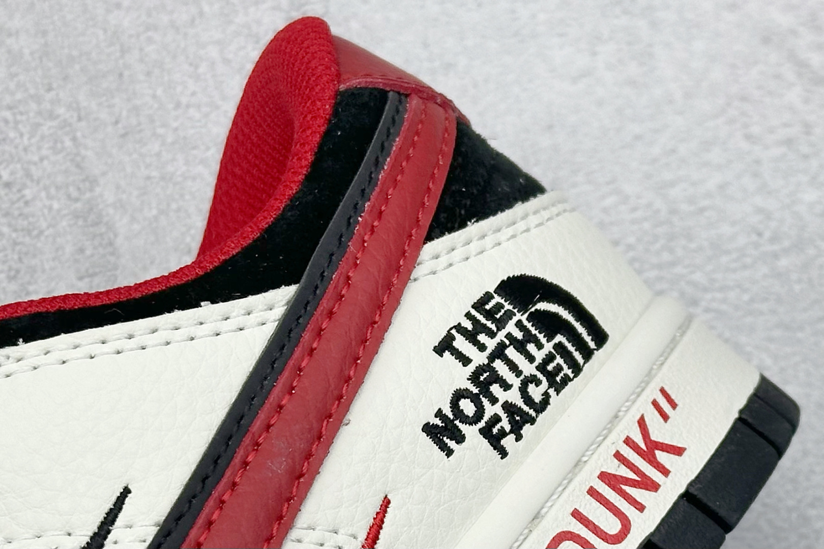 240 XC版Nk SB Dunk Low 北面联名 米白黑红勾 周年高端定制 低帮休闲板鞋 DJ2024-127-Chinese UA Cheap High Quatity Brand Clothes Bags handbags Sneakers wholesale wholesaler seller from China Factory suppliers Fashion Clothing Shoes best Quality Beautiful Price 240 XC版Nk SB Dunk Low 北面联名 米白黑红勾 周年高端定制 低帮休闲板鞋 DJ2024-127