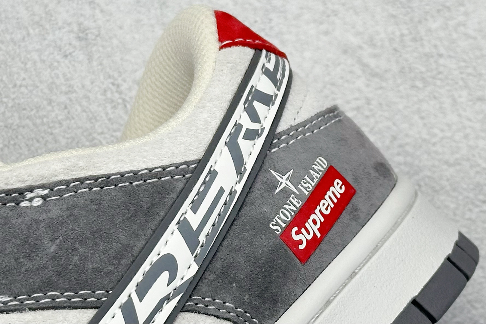 240 XC版Nike SB Dunk Low“SUPX石头岛三方联名——猪八白勾” 周年高端定制 低帮休闲板鞋 DJ2024-125-Chinese UA Cheap High Quatity Brand Clothes Bags handbags Sneakers wholesale wholesaler seller from China Factory suppliers Fashion Clothing Shoes best Quality Beautiful Price 240 XC版Nike SB Dunk Low“SUPX石头岛三方联名——猪八白勾” 周年高端定制 低帮休闲板鞋 DJ2024-125