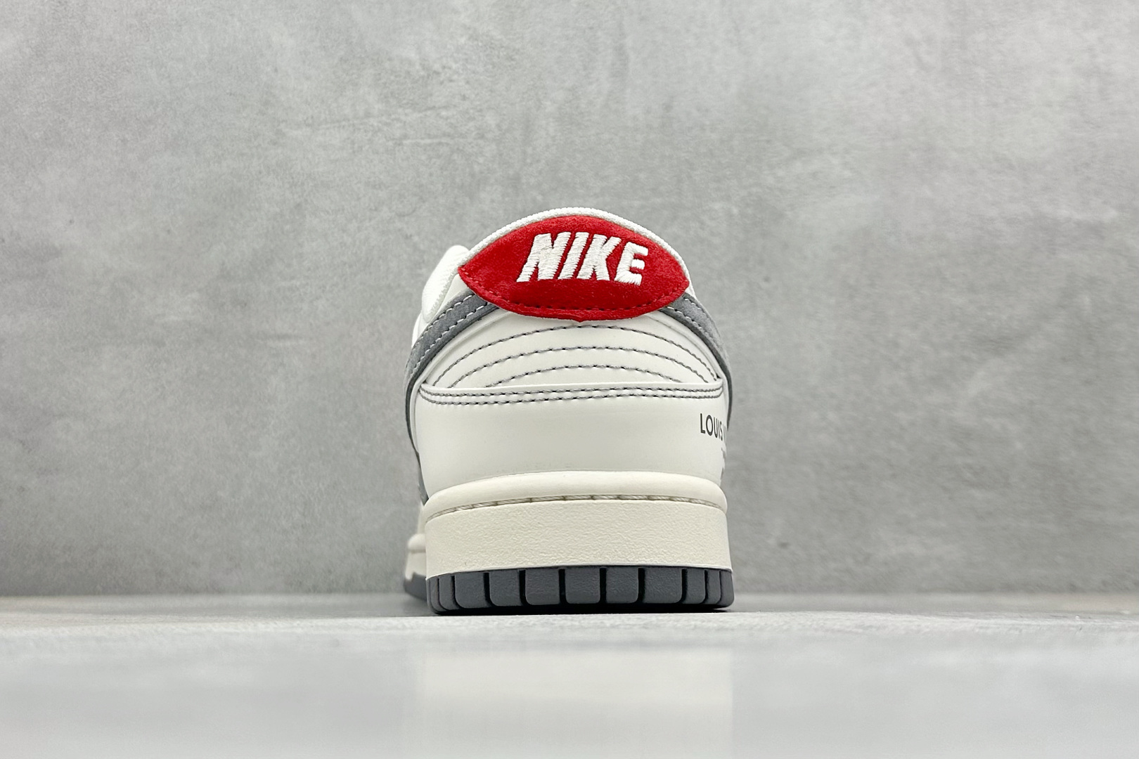 280 XC版Nike SB Dunk Low LV 灰勾底红尾 周年高端定制 低帮休闲板鞋 YX5066-360-Chinese UA Cheap High Quatity Brand Clothes Bags handbags Sneakers wholesale wholesaler seller from China Factory suppliers Fashion Clothing Shoes best Quality Beautiful Price 280 XC版Nike SB Dunk Low LV 灰勾底红尾 周年高端定制 低帮休闲板鞋 YX5066-360