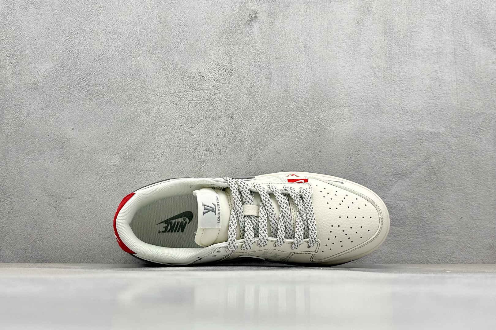 280 XC版Nike SB Dunk Low LV 灰勾底红尾 周年高端定制 低帮休闲板鞋 YX5066-360-Chinese UA Cheap High Quatity Brand Clothes Bags handbags Sneakers wholesale wholesaler seller from China Factory suppliers Fashion Clothing Shoes best Quality Beautiful Price 280 XC版Nike SB Dunk Low LV 灰勾底红尾 周年高端定制 低帮休闲板鞋 YX5066-360