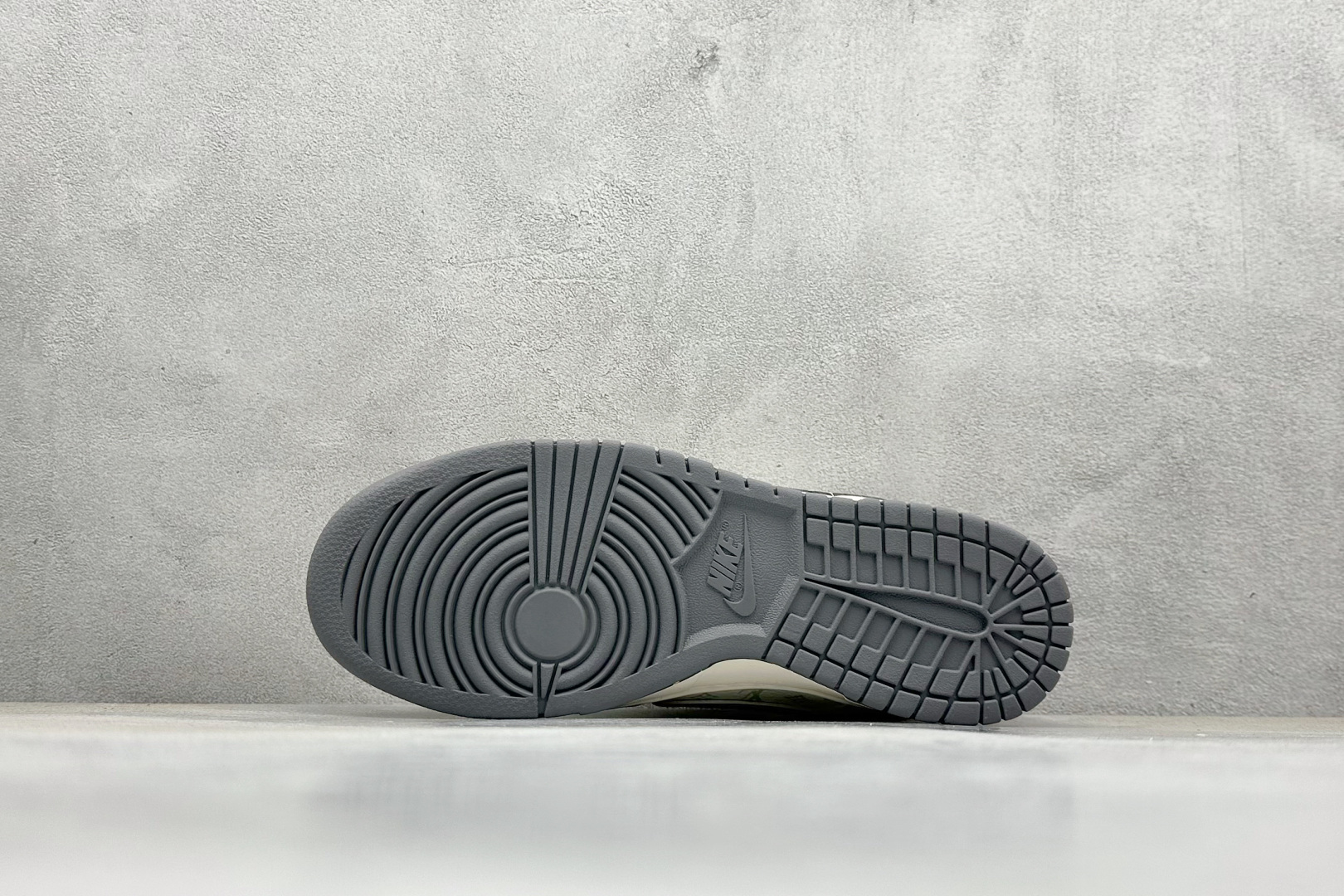 280 XC版Nike SB Dunk Low LV 灰勾底红尾 周年高端定制 低帮休闲板鞋 YX5066-360-Chinese UA Cheap High Quatity Brand Clothes Bags handbags Sneakers wholesale wholesaler seller from China Factory suppliers Fashion Clothing Shoes best Quality Beautiful Price 280 XC版Nike SB Dunk Low LV 灰勾底红尾 周年高端定制 低帮休闲板鞋 YX5066-360