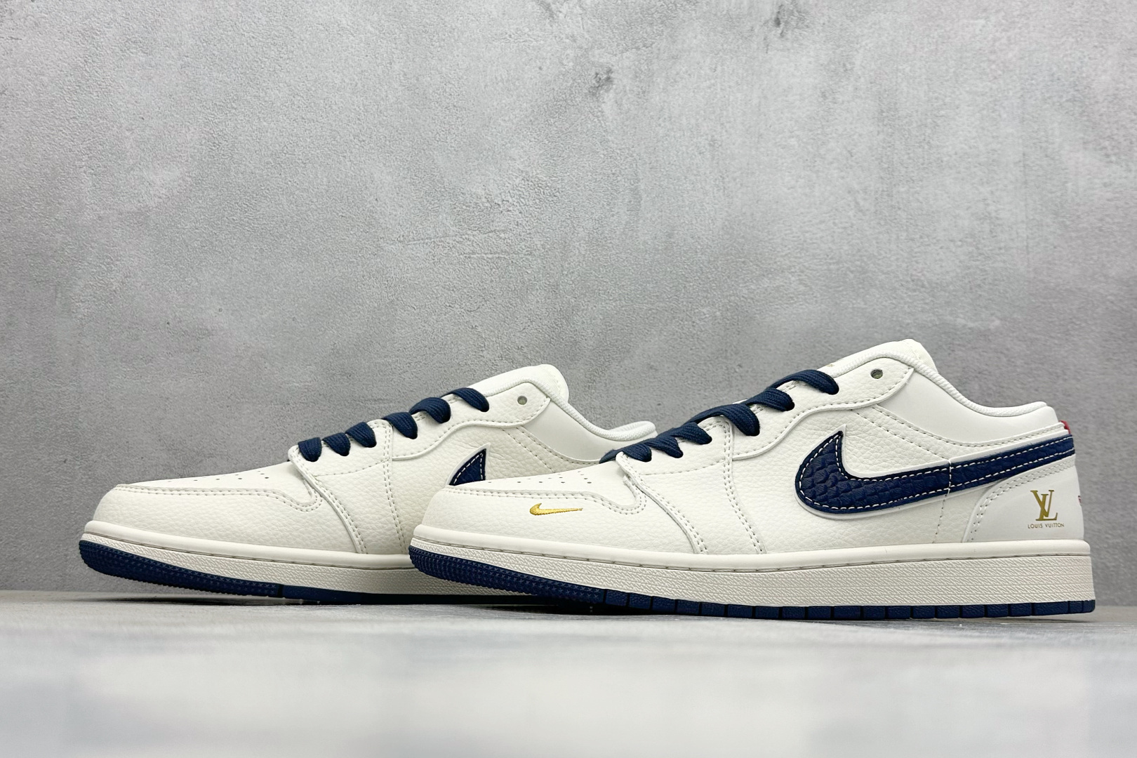 280 XC版Air Jordan 1 Low AJ1 乔1 LV联名 蓝鳞勾 高端定制 低帮复古篮球鞋 XX3168-171-Chinese UA Cheap High Quatity Brand Clothes Bags handbags Sneakers wholesale wholesaler seller from China Factory suppliers Fashion Clothing Shoes best Quality Beautiful Price 280 XC版Air Jordan 1 Low AJ1 乔1 LV联名 蓝鳞勾 高端定制 低帮复古篮球鞋 XX3168-171