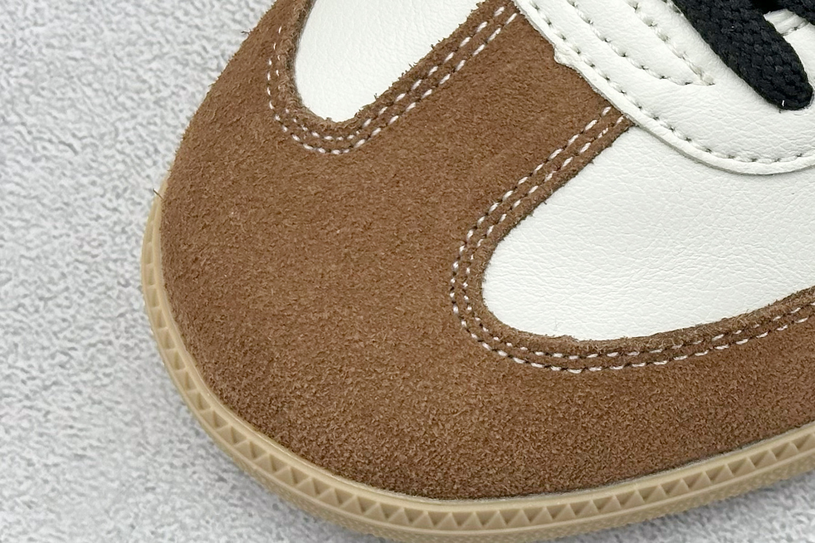 220 adidas originals Samba OG x BURBERRY 棕白 桑巴舞系列复古经典轻便板鞋 GJ75806