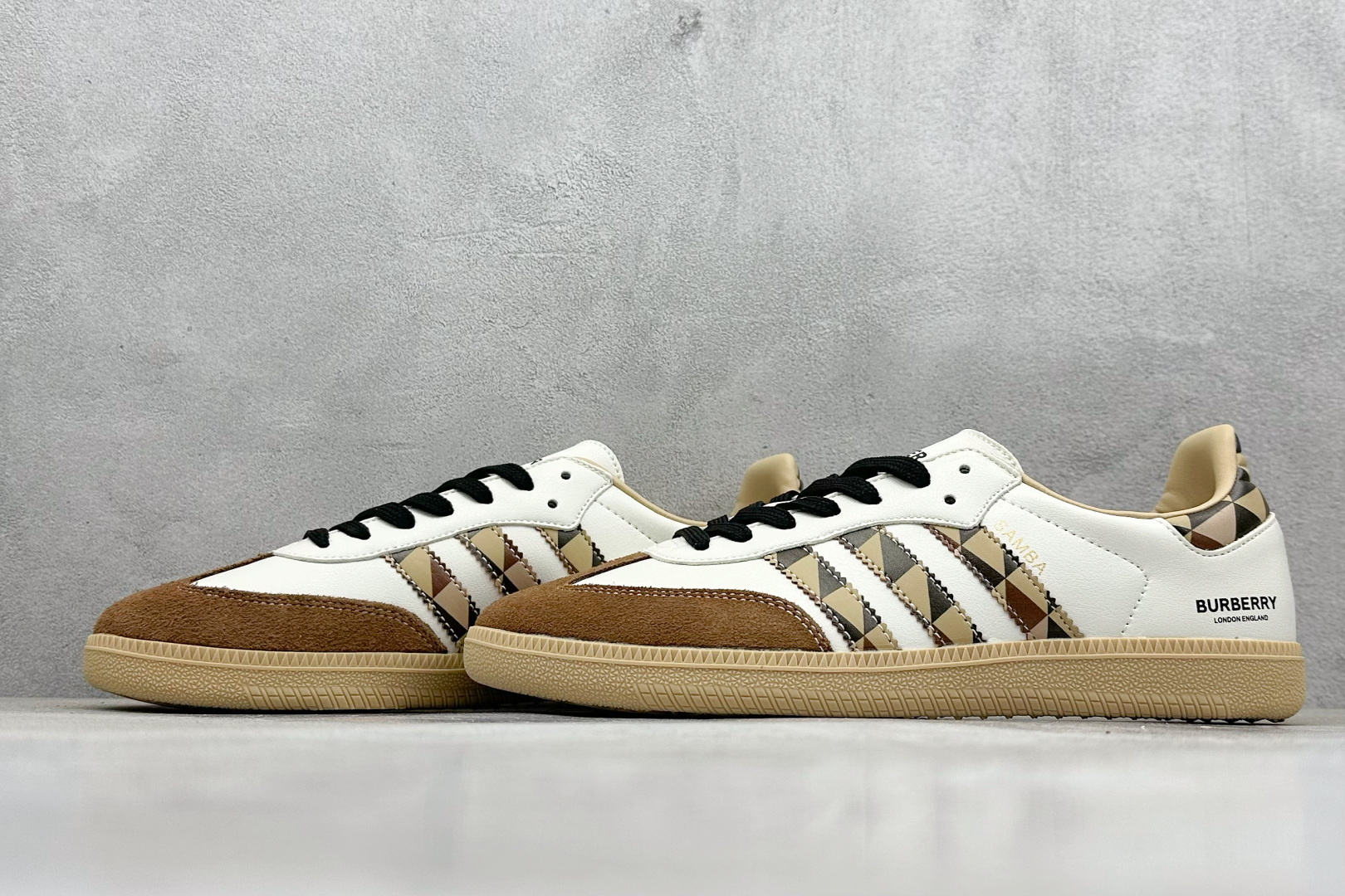 220 adidas originals Samba OG x BURBERRY 棕白 桑巴舞系列复古经典轻便板鞋 GJ75806