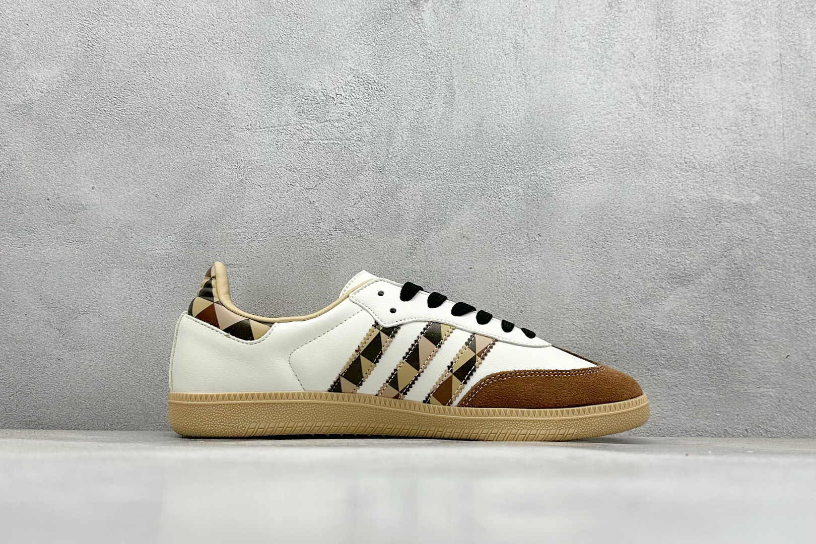 220 adidas originals Samba OG x BURBERRY 棕白 桑巴舞系列复古经典轻便板鞋 GJ75806