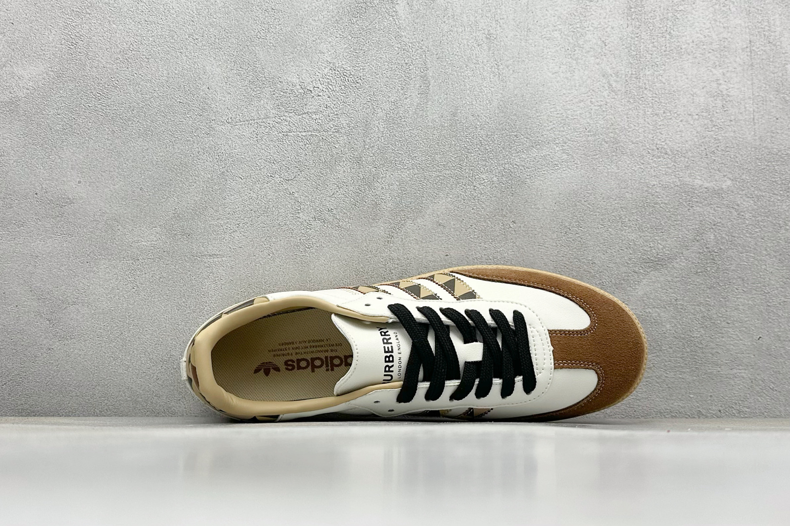 220 adidas originals Samba OG x BURBERRY 棕白 桑巴舞系列复古经典轻便板鞋 GJ75806