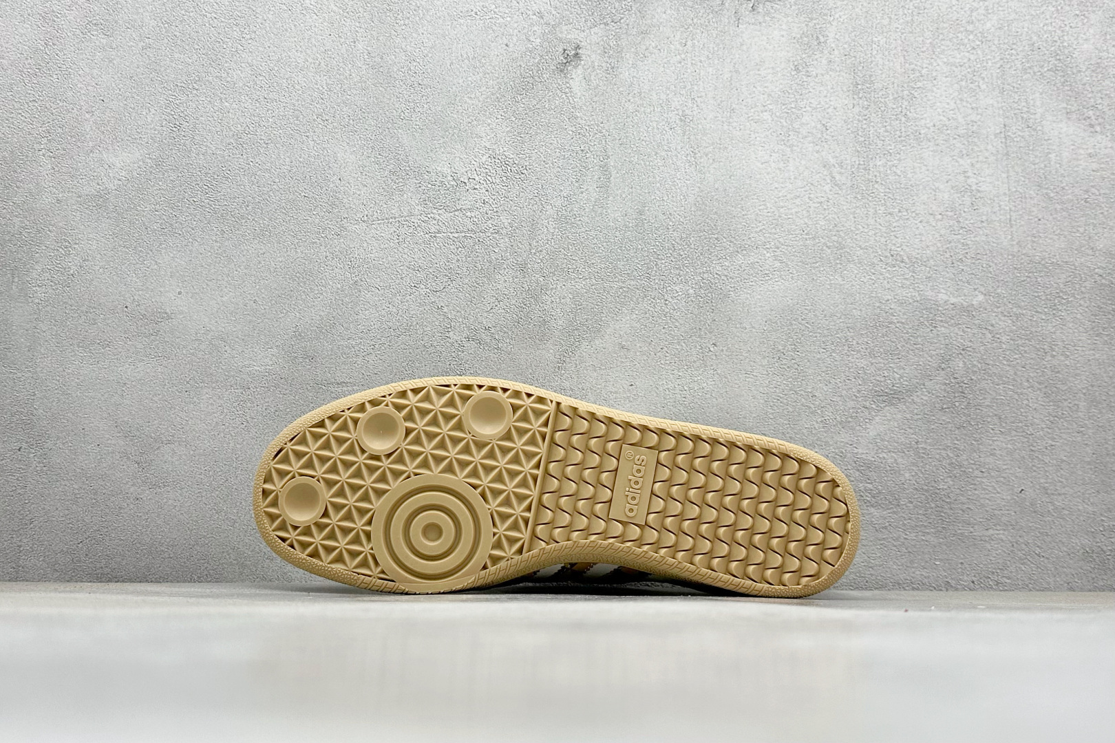 220 adidas originals Samba OG x BURBERRY 棕白 桑巴舞系列复古经典轻便板鞋 GJ75806