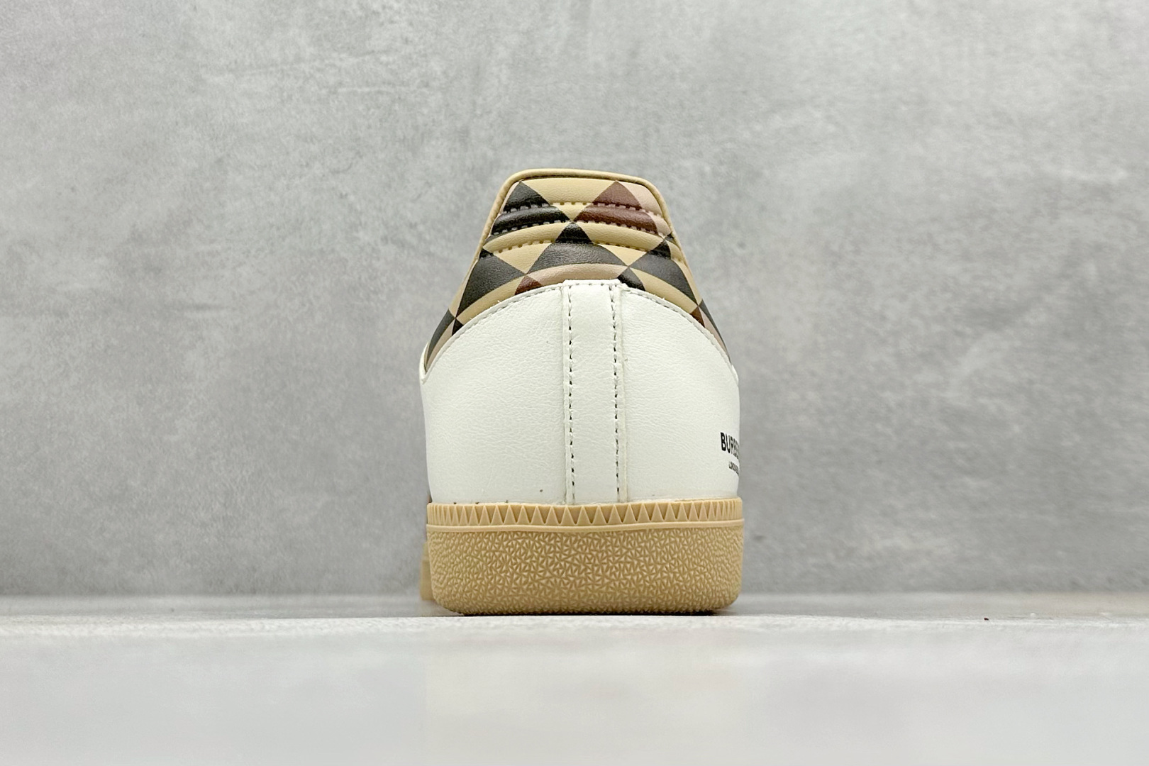 220 adidas originals Samba OG x BURBERRY 棕白 桑巴舞系列复古经典轻便板鞋 GJ75806