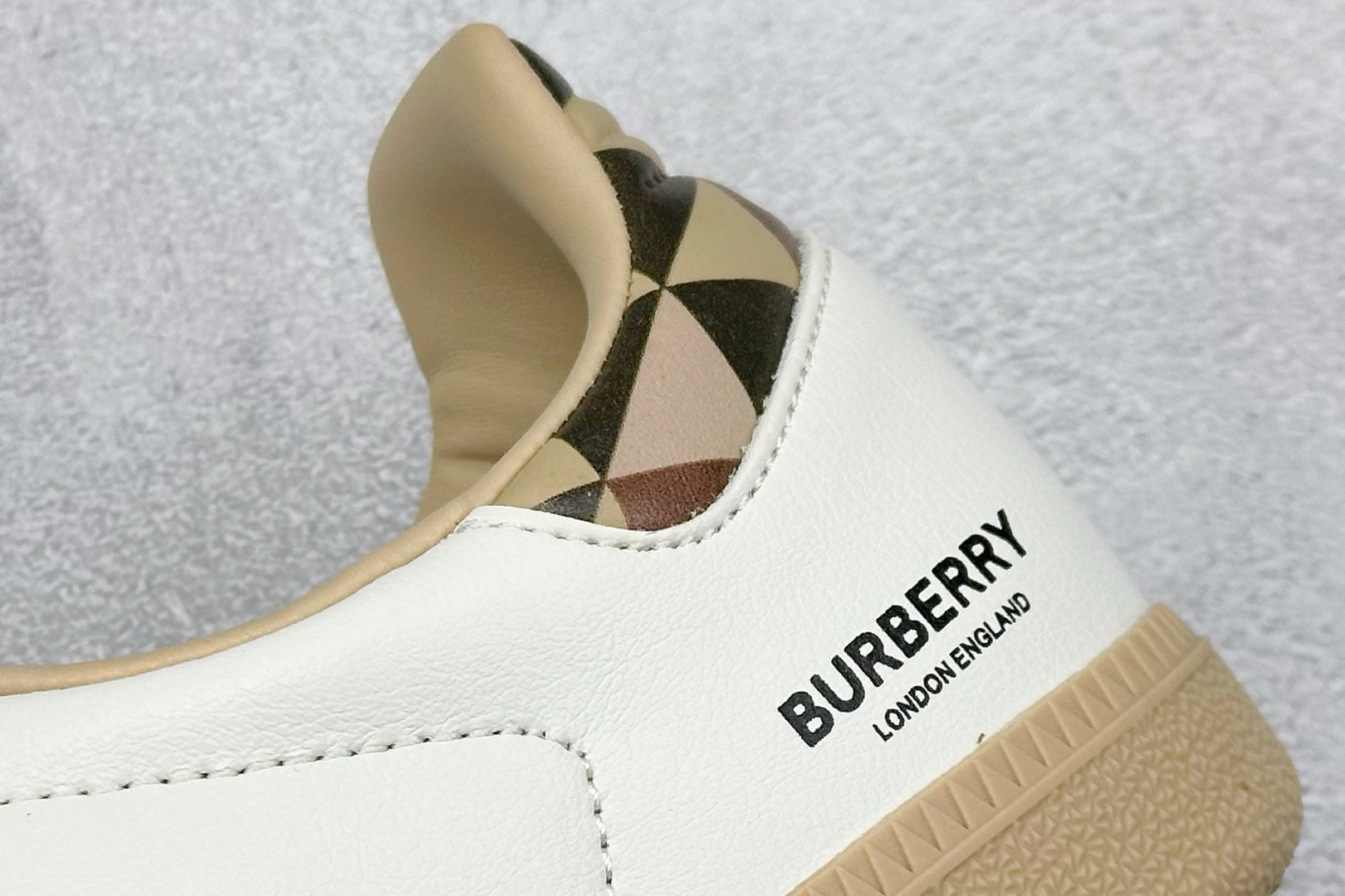 220 adidas originals Samba OG x BURBERRY 棕白 桑巴舞系列复古经典轻便板鞋 GJ75806