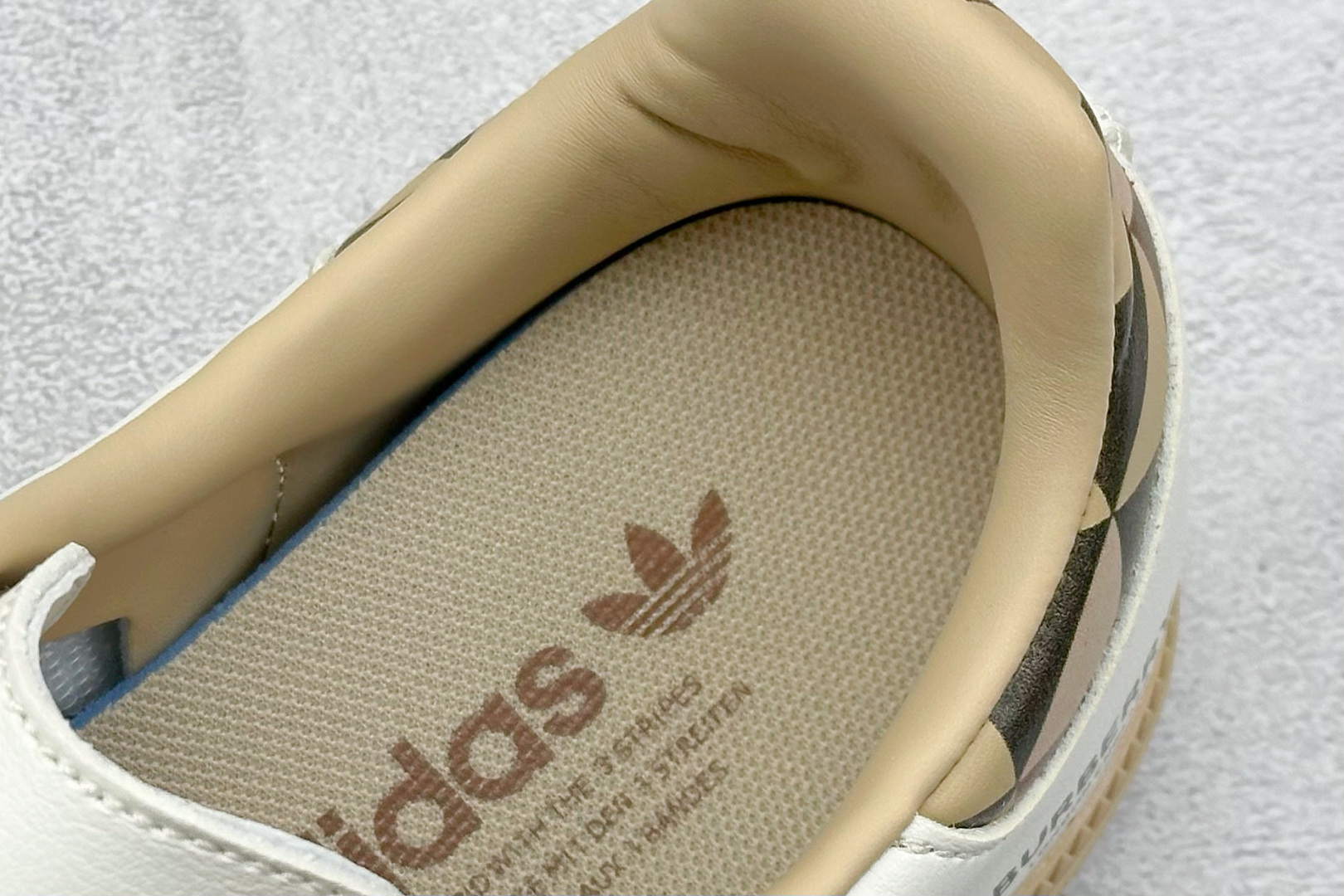 220 adidas originals Samba OG x BURBERRY 棕白 桑巴舞系列复古经典轻便板鞋 GJ75806