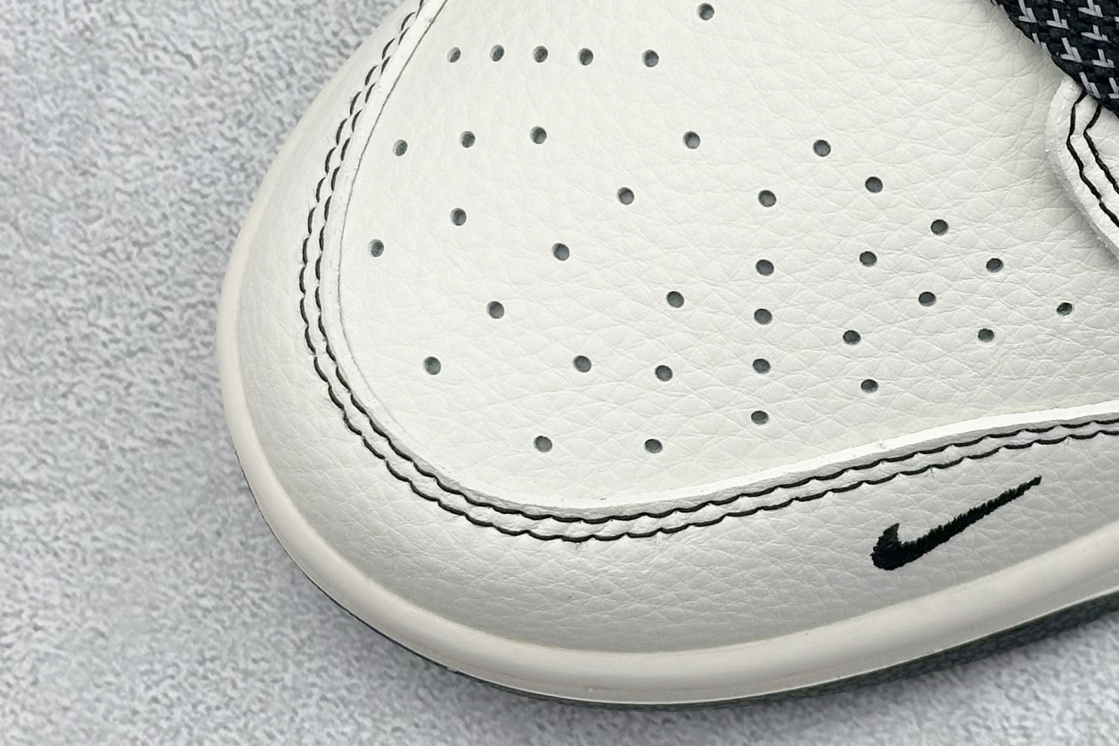 260 Nike SB Dunk Low x NIKE 白黑三小勾满天星 HS8068-025