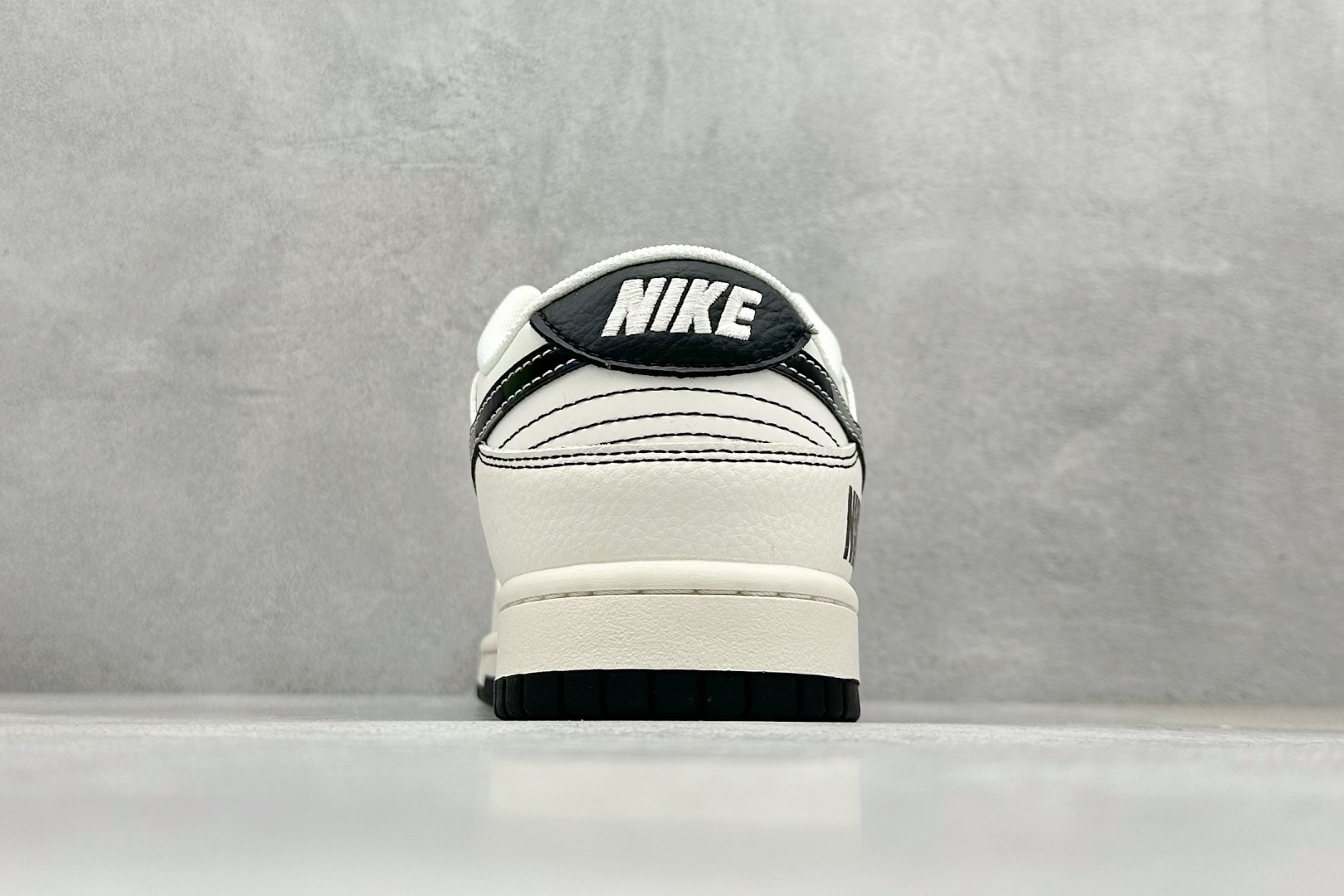 260 Nike SB Dunk Low x NIKE 白黑三小勾满天星 HS8068-025