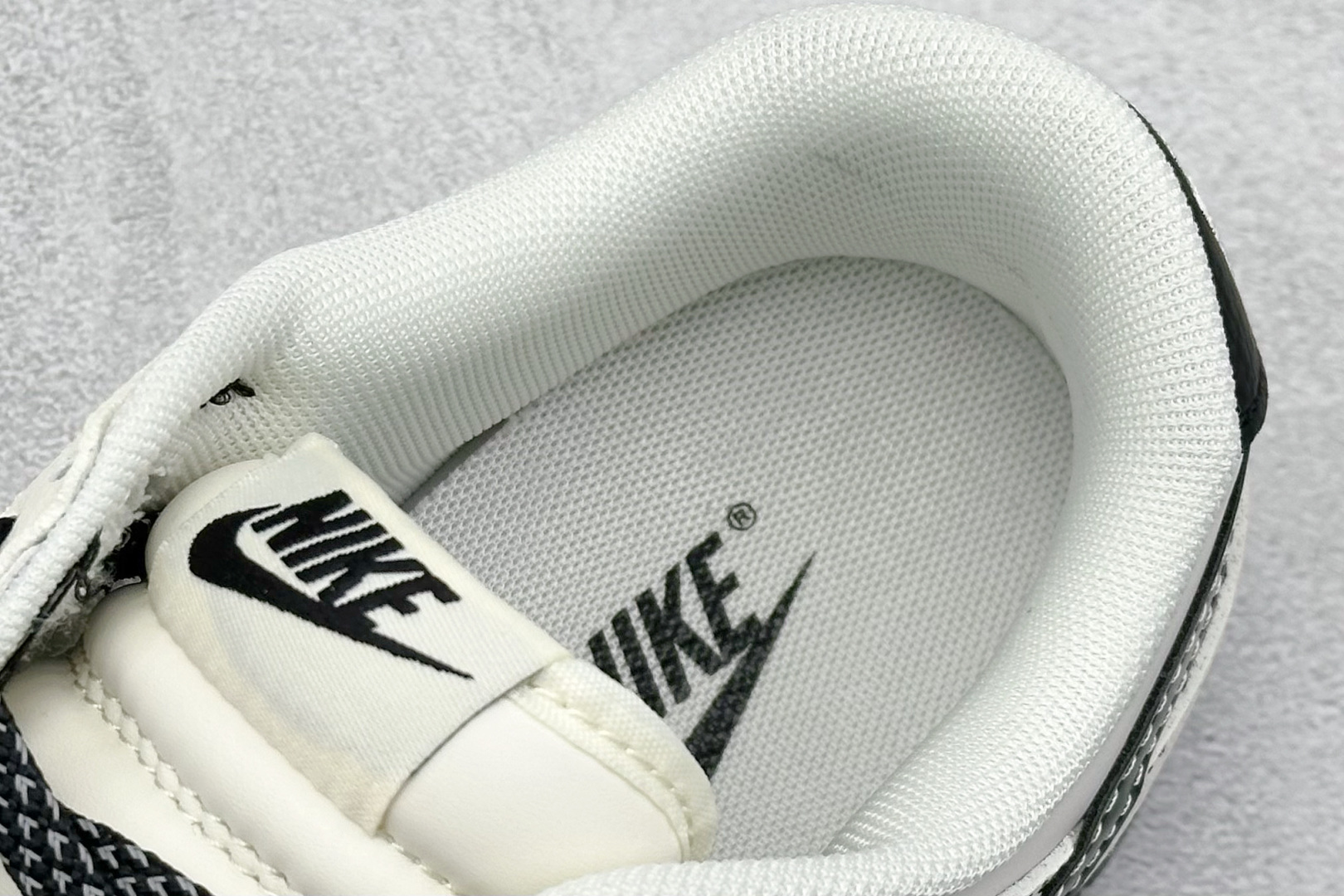 260 Nike SB Dunk Low x NIKE 白黑三小勾满天星 HS8068-025