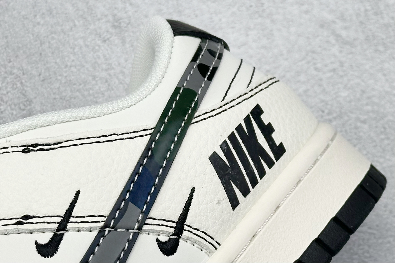 260 Nike SB Dunk Low x NIKE 白黑三小勾满天星 HS8068-025