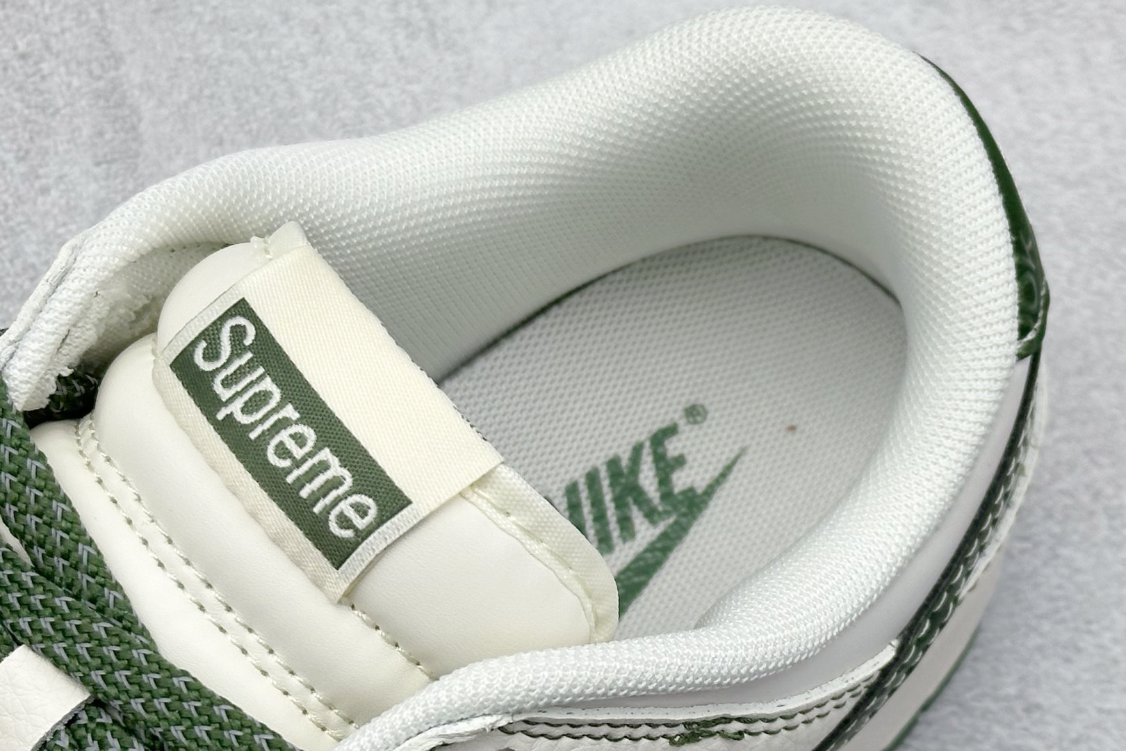 260 Nike SB Dunk Low x Supreme 白灰绿小勾 HS8068-028