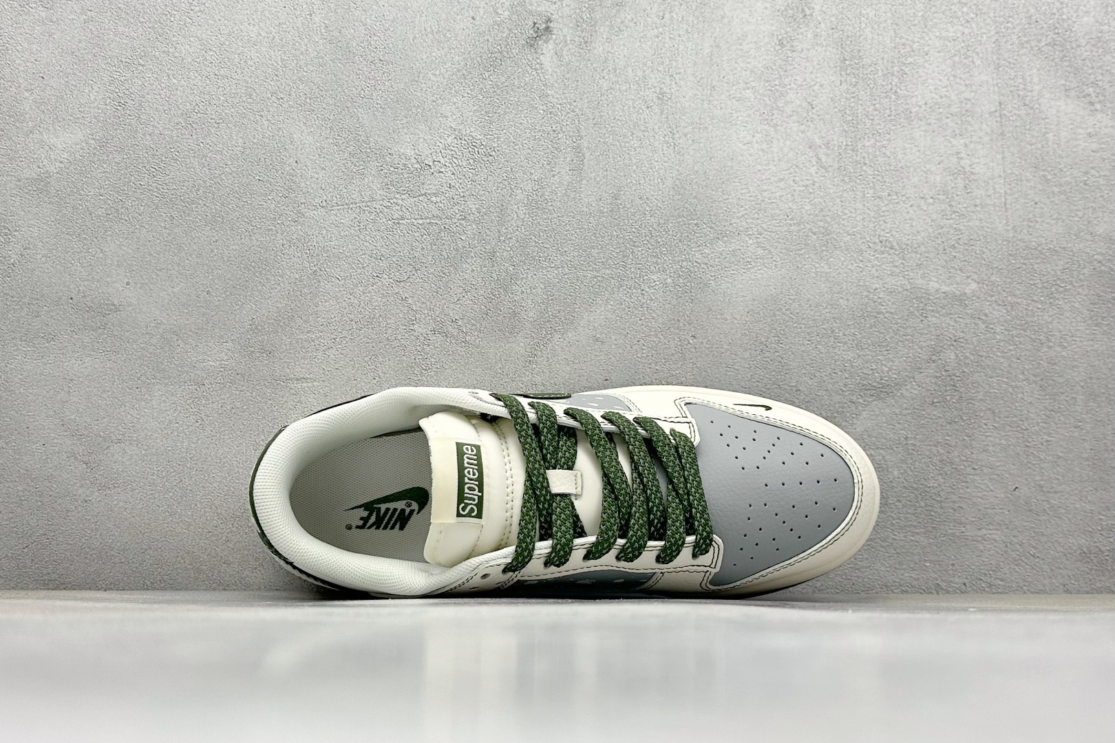 260 Nike SB Dunk Low x Supreme 白灰绿小勾 HS8068-028