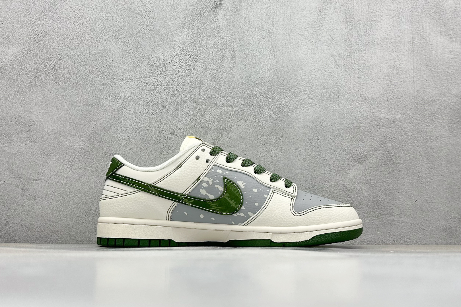 260 Nike SB Dunk Low x Supreme 白灰绿小勾 HS8068-028