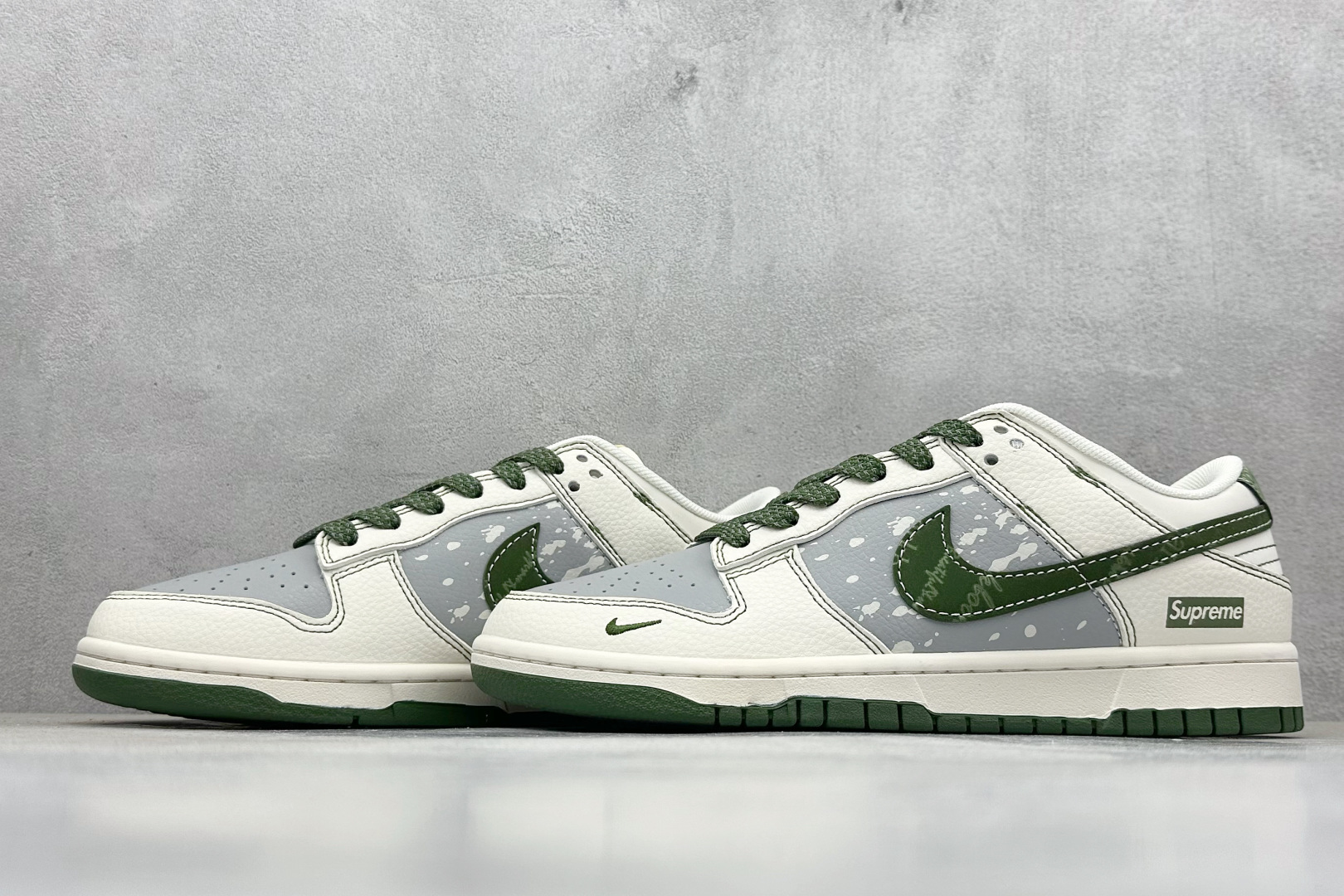 260 Nike SB Dunk Low x Supreme 白灰绿小勾 HS8068-028
