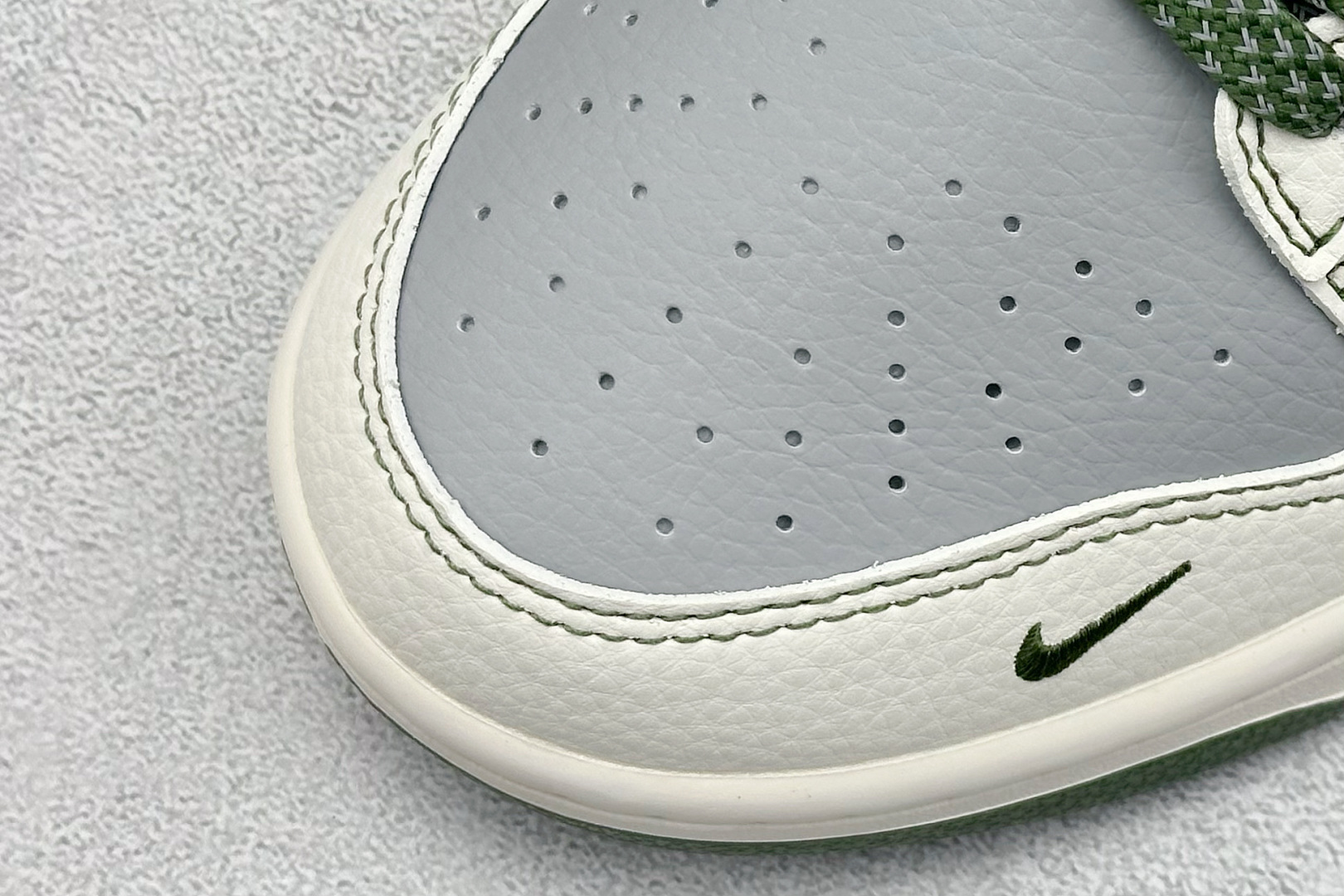 260 Nike SB Dunk Low x Supreme 白灰绿小勾 HS8068-028