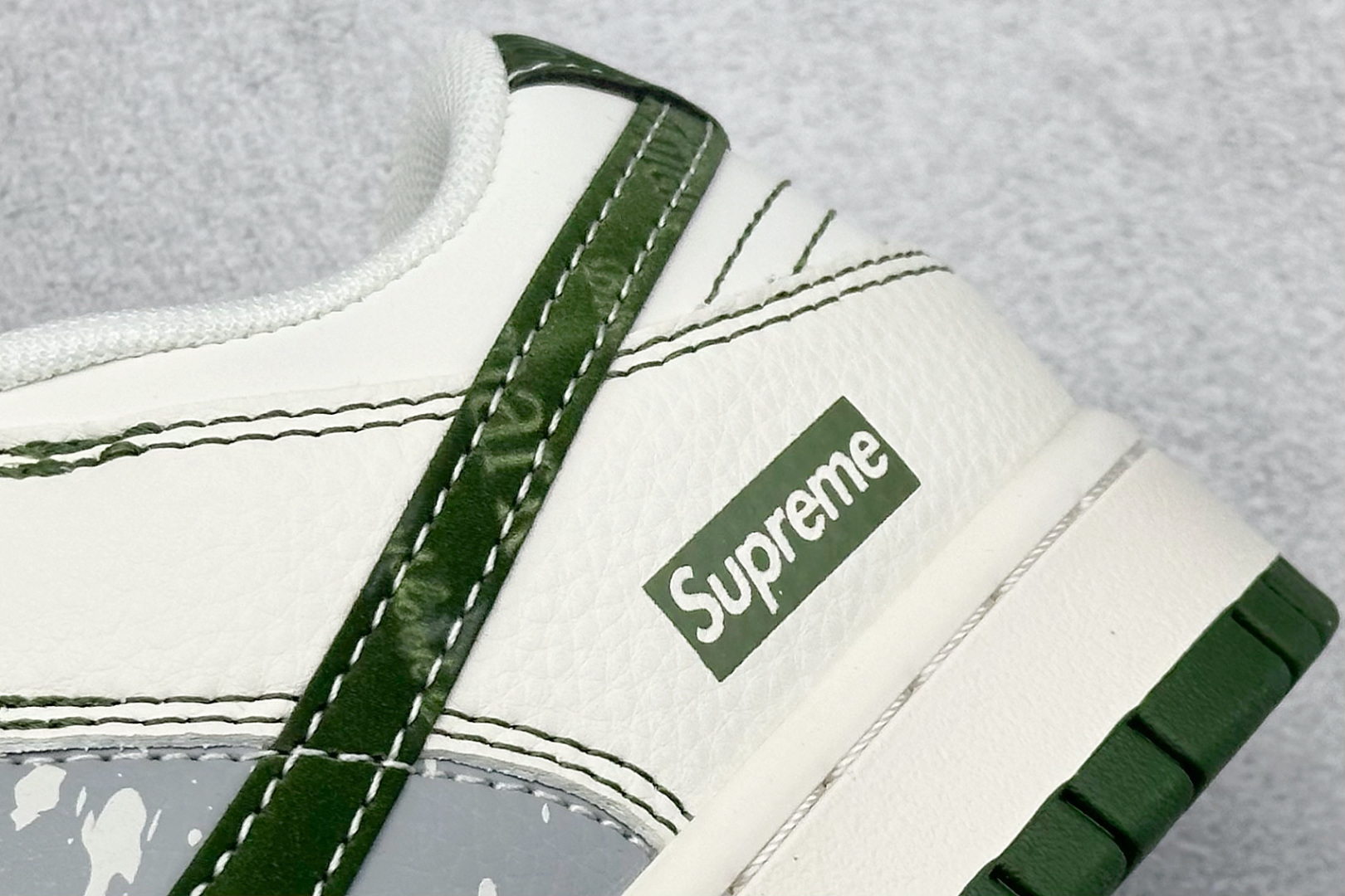 260 Nike SB Dunk Low x Supreme 白灰绿小勾 HS8068-028