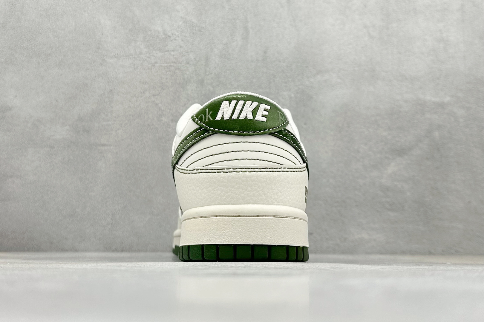 260 Nike SB Dunk Low x Supreme 白灰绿小勾 HS8068-028
