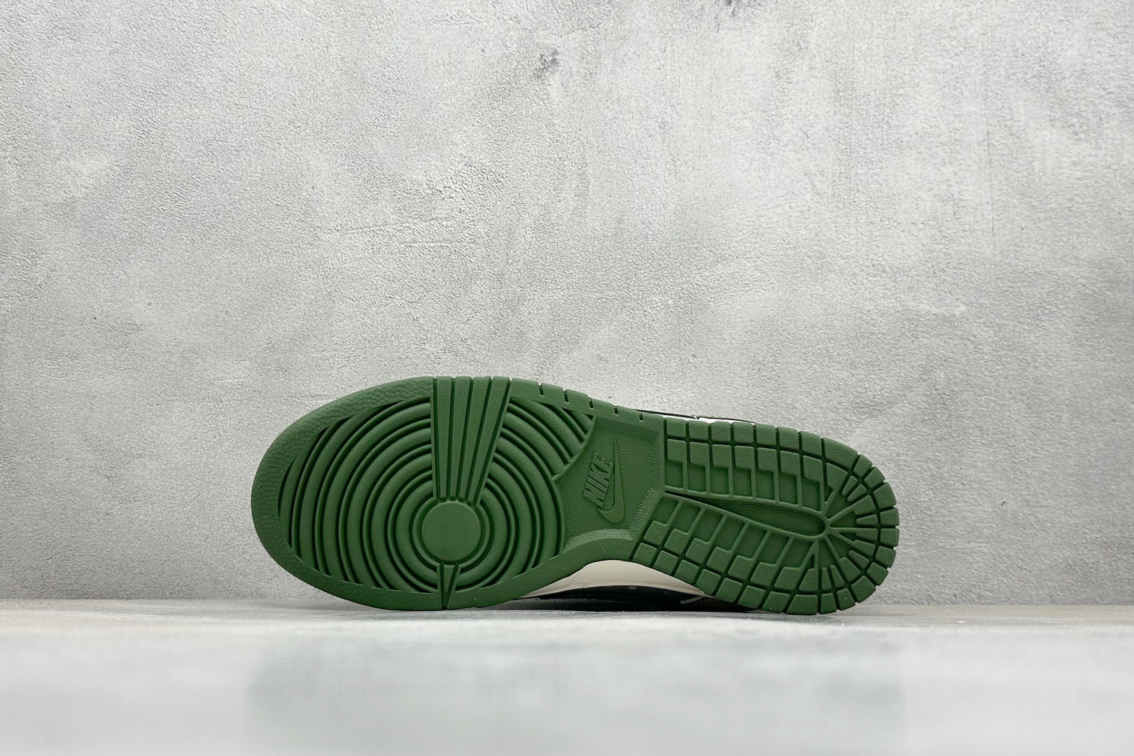 260 Nike SB Dunk Low x Supreme 白灰绿小勾 HS8068-028