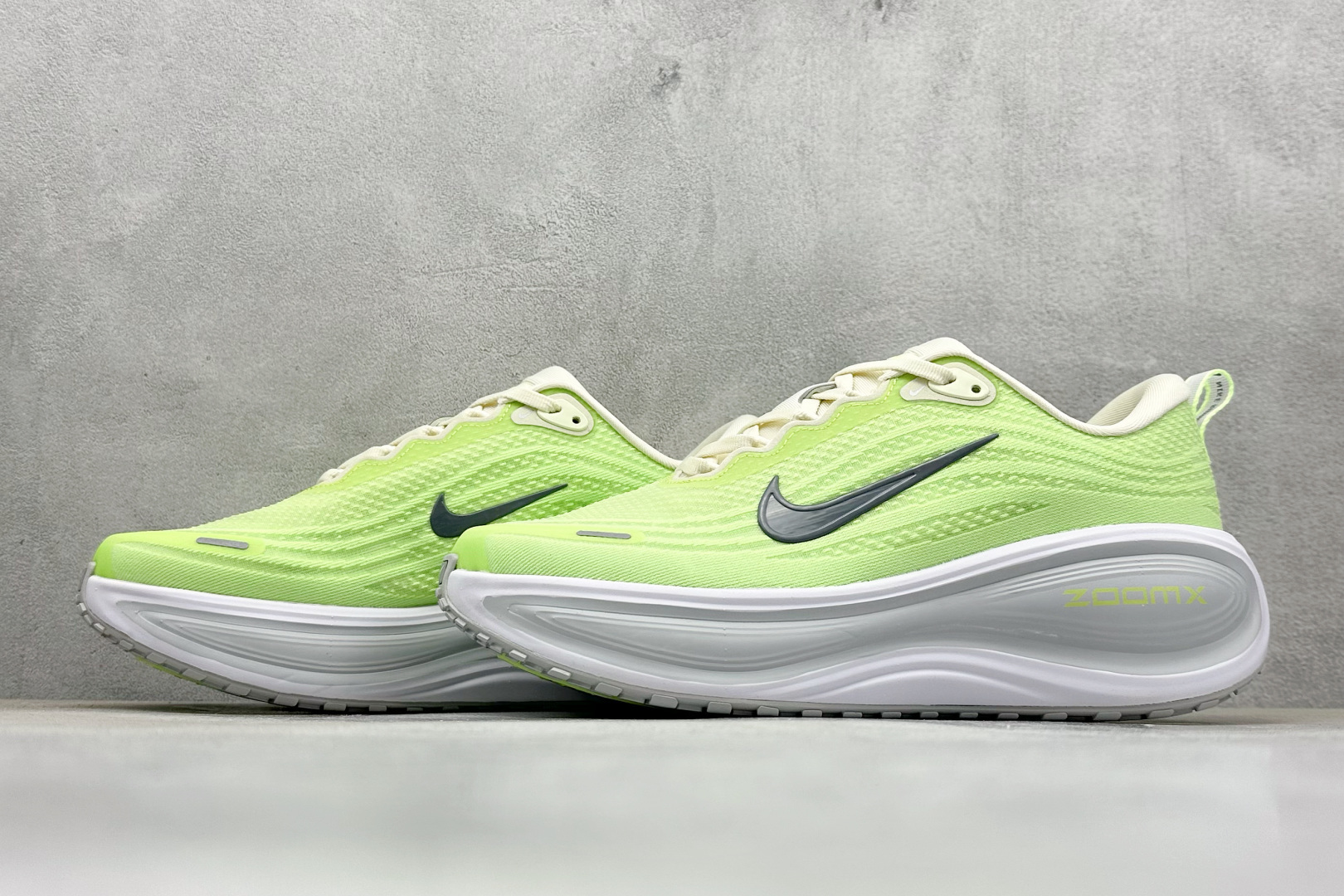 210 Nike VOMERO PLUS 轻盈跑鞋 版本 舒适百搭防滑耐磨 低帮 休闲跑步鞋 HV8150-103