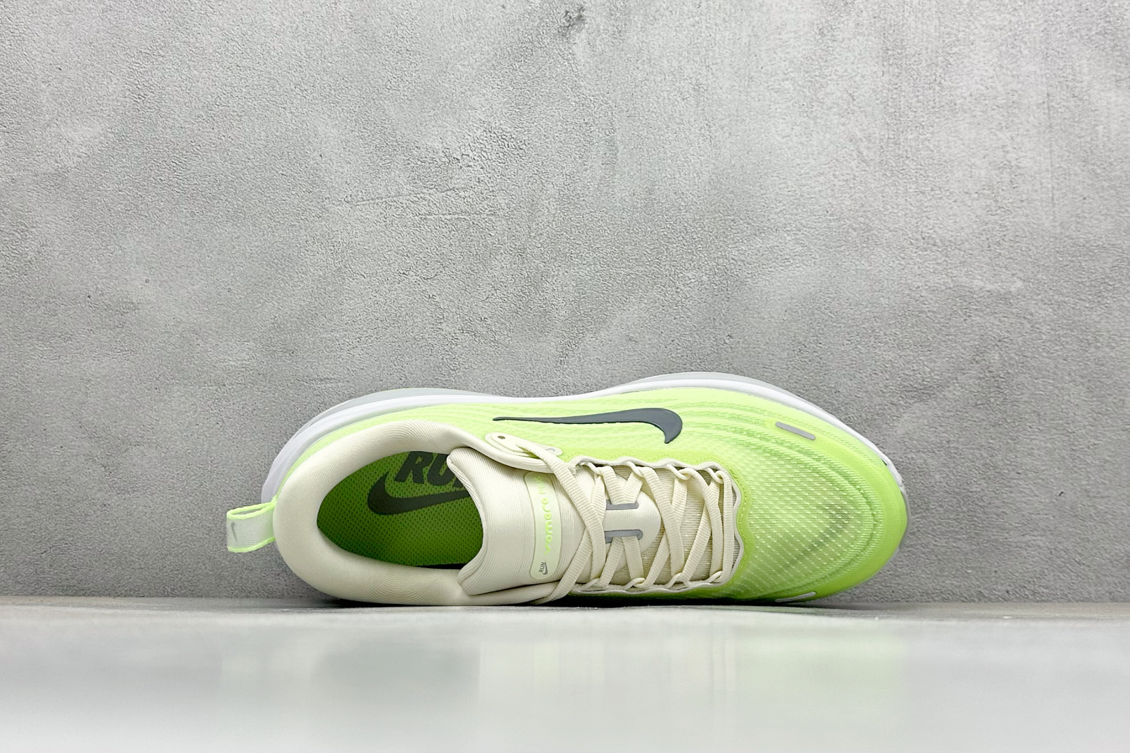 210 Nike VOMERO PLUS 轻盈跑鞋 版本 舒适百搭防滑耐磨 低帮 休闲跑步鞋 HV8150-103