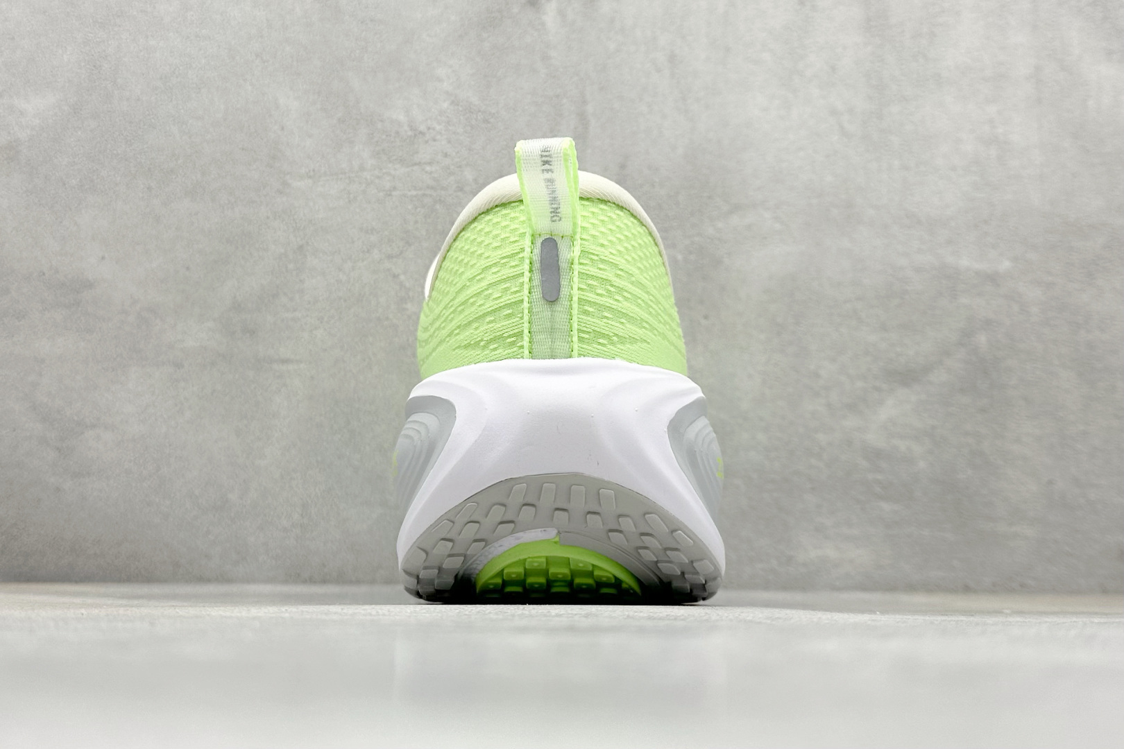 210 Nike VOMERO PLUS 轻盈跑鞋 版本 舒适百搭防滑耐磨 低帮 休闲跑步鞋 HV8150-103