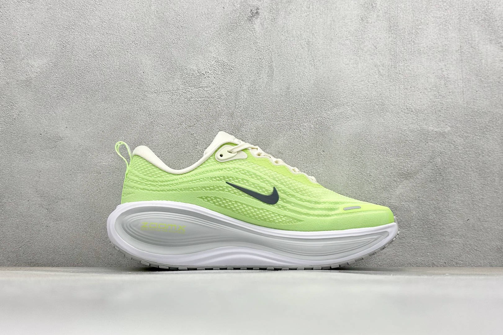 210 Nike VOMERO PLUS 轻盈跑鞋 版本 舒适百搭防滑耐磨 低帮 休闲跑步鞋 HV8150-103