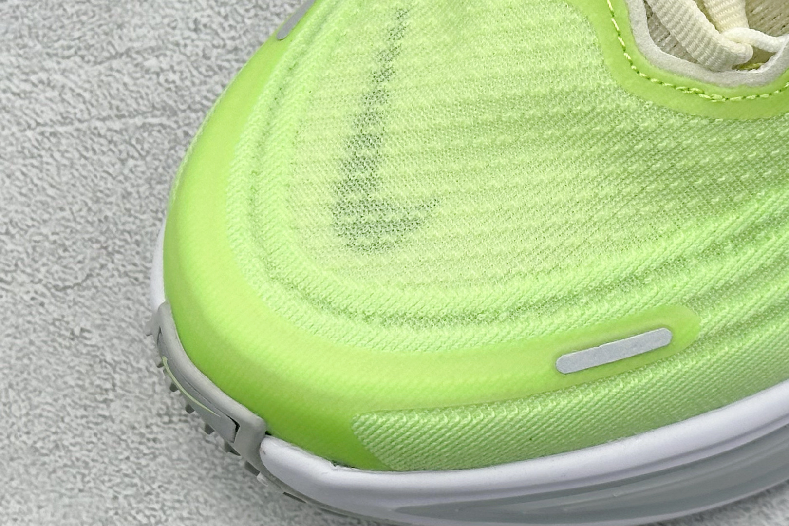 210 Nike VOMERO PLUS 轻盈跑鞋 版本 舒适百搭防滑耐磨 低帮 休闲跑步鞋 HV8150-103