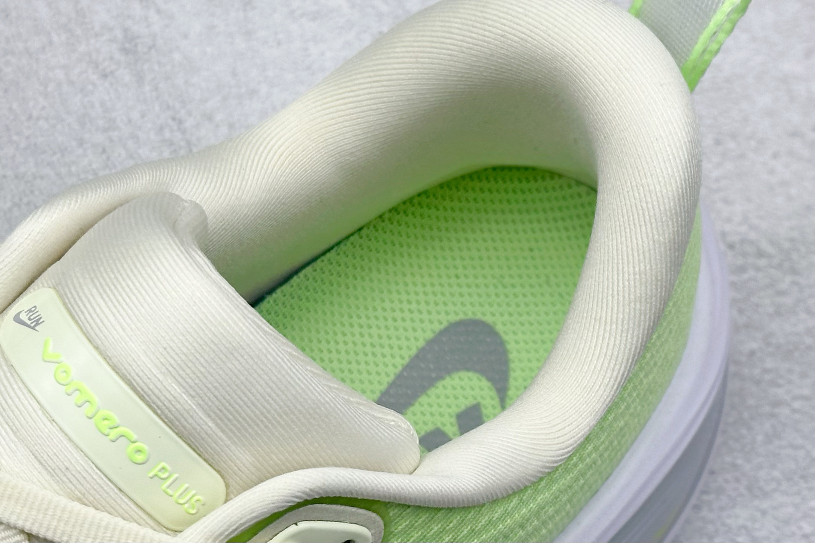 210 Nike VOMERO PLUS 轻盈跑鞋 版本 舒适百搭防滑耐磨 低帮 休闲跑步鞋 HV8150-103