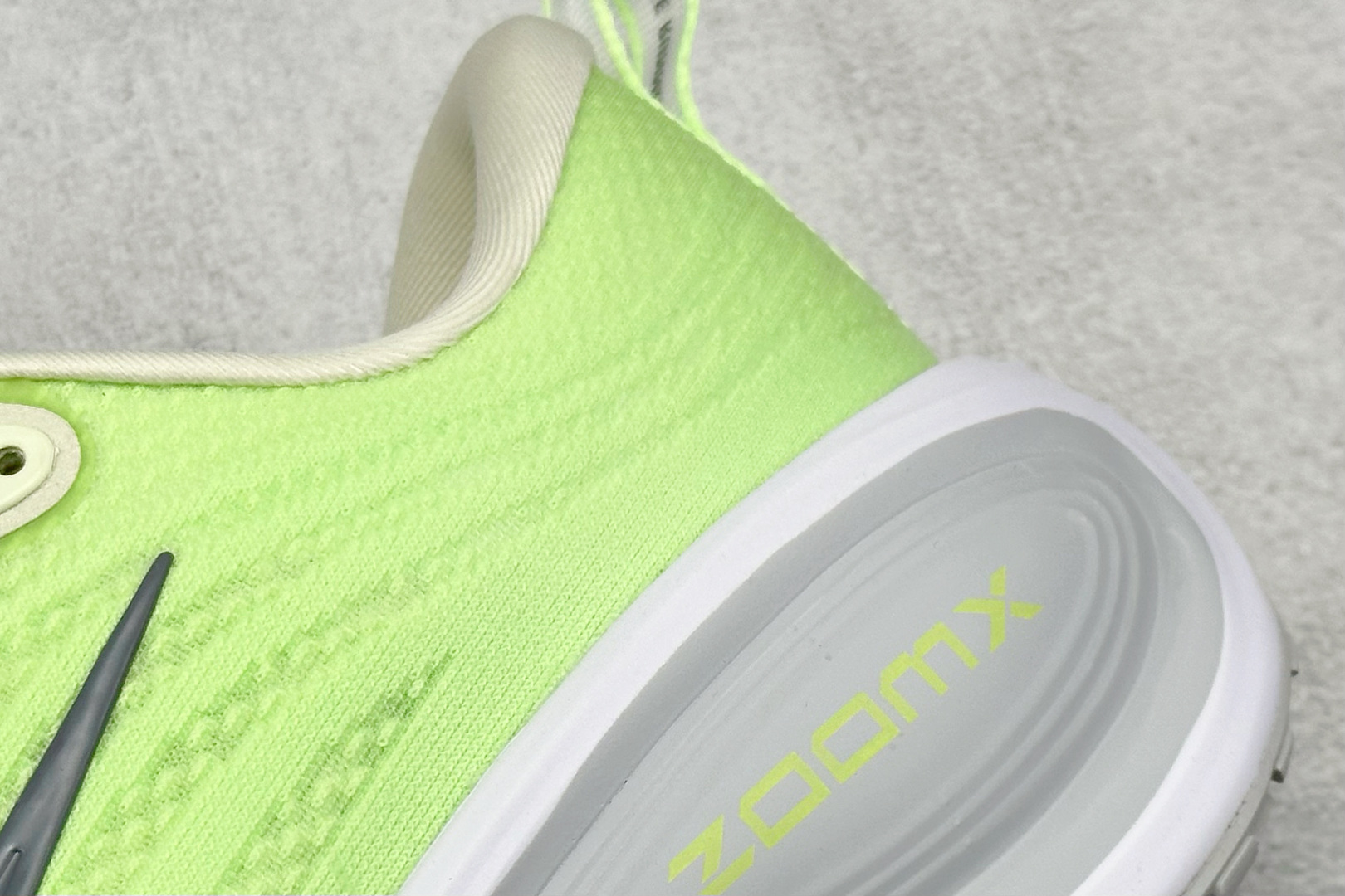 210 Nike VOMERO PLUS 轻盈跑鞋 版本 舒适百搭防滑耐磨 低帮 休闲跑步鞋 HV8150-103