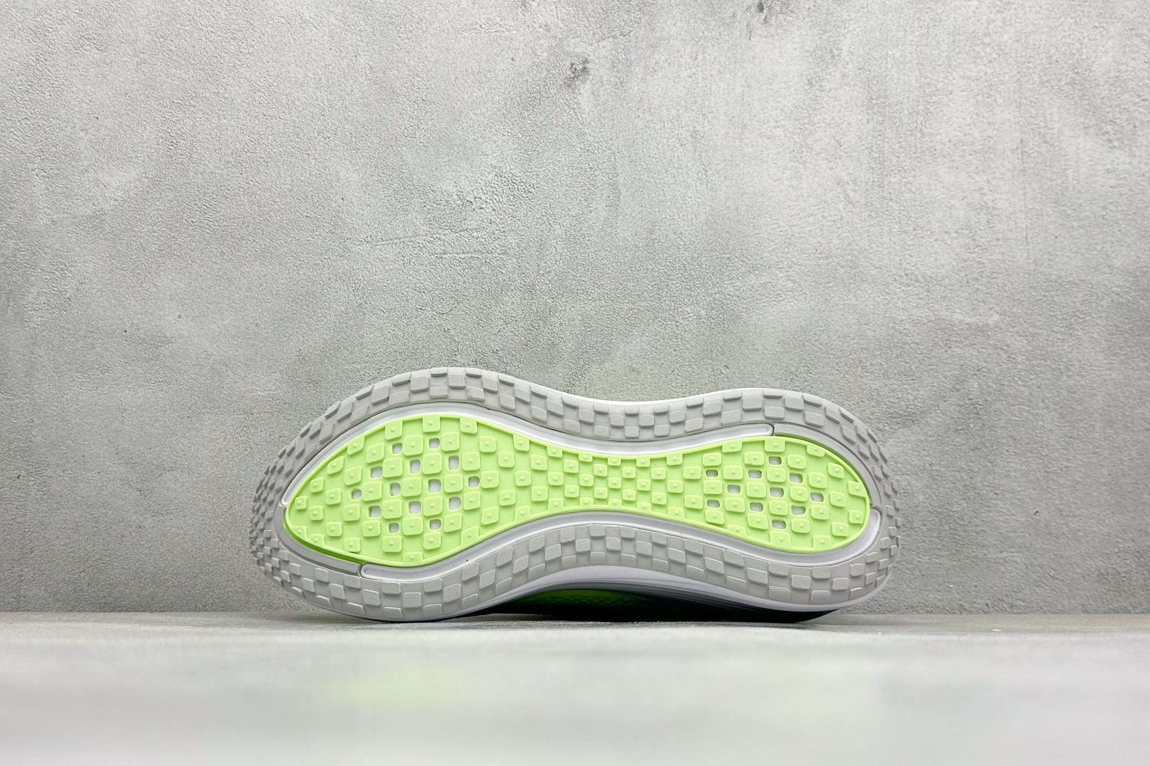 210 Nike VOMERO PLUS 轻盈跑鞋 版本 舒适百搭防滑耐磨 低帮 休闲跑步鞋 HV8150-103