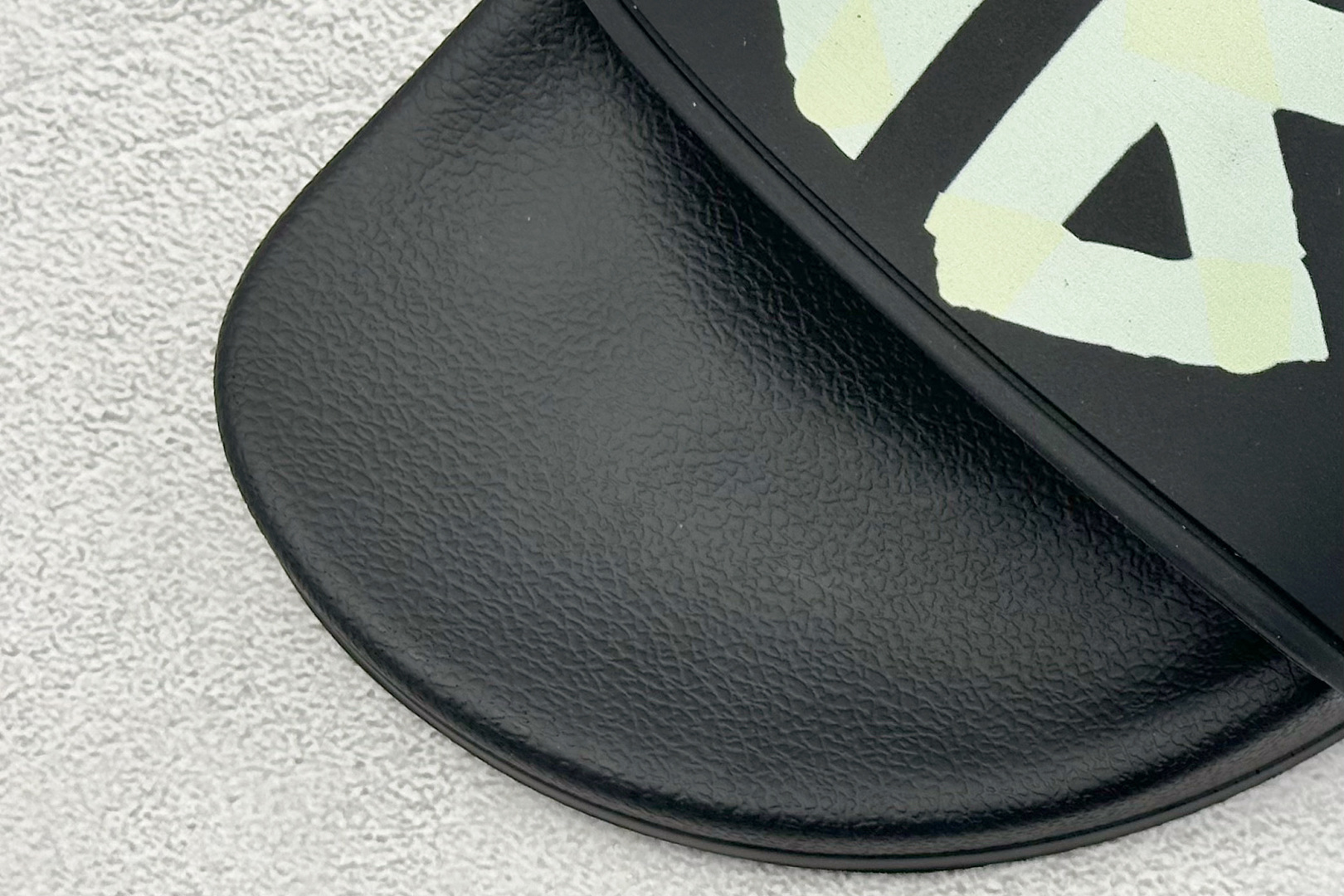 220 Balenciaga 巴黎世家拖鞋 2025最新版印花 潮流到没边-Chinese UA Cheap High Quatity Brand Clothes Bags handbags Sneakers wholesale wholesaler seller from China Factory suppliers Fashion Clothing Shoes best Quality Beautiful Price 220 Balenciaga 巴黎世家拖鞋 2025最新版印花 潮流到没边