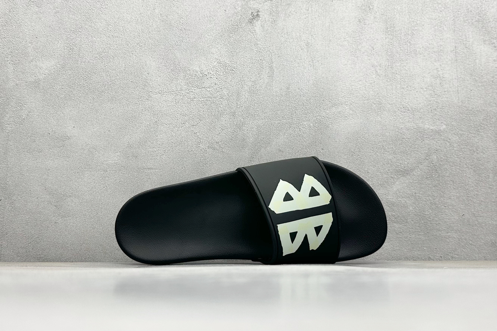 220 Balenciaga 巴黎世家拖鞋 2025最新版印花 潮流到没边-Chinese UA Cheap High Quatity Brand Clothes Bags handbags Sneakers wholesale wholesaler seller from China Factory suppliers Fashion Clothing Shoes best Quality Beautiful Price 220 Balenciaga 巴黎世家拖鞋 2025最新版印花 潮流到没边