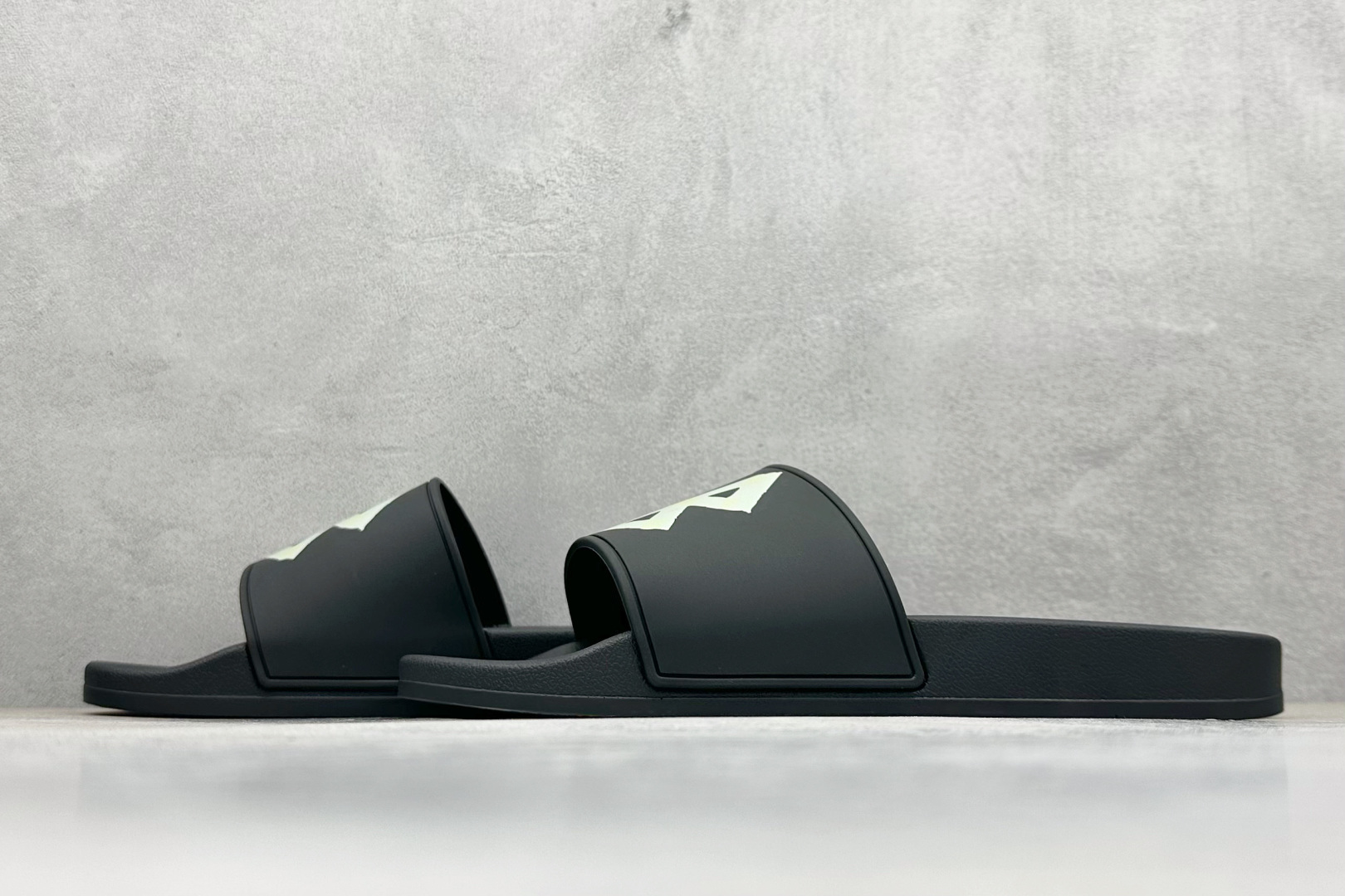 220 Balenciaga 巴黎世家拖鞋 2025最新版印花 潮流到没边-Chinese UA Cheap High Quatity Brand Clothes Bags handbags Sneakers wholesale wholesaler seller from China Factory suppliers Fashion Clothing Shoes best Quality Beautiful Price 220 Balenciaga 巴黎世家拖鞋 2025最新版印花 潮流到没边