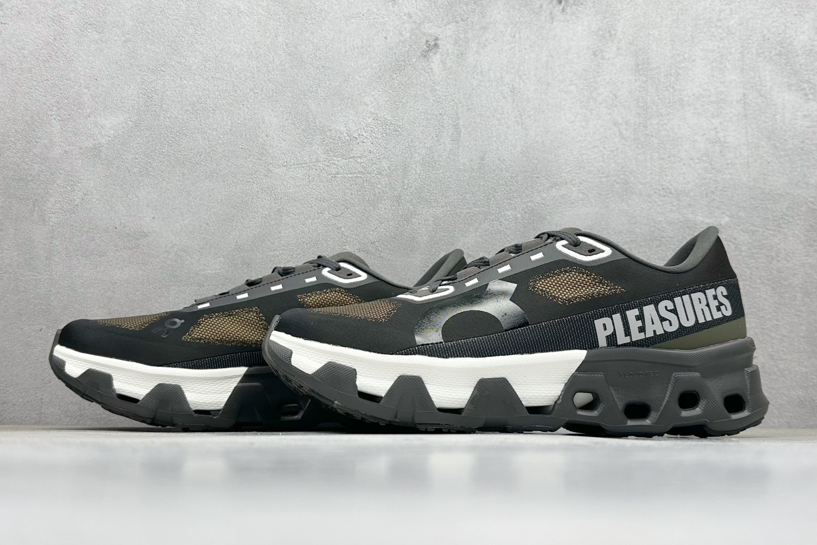 200 RS版 On昂跑 Cloudtilt Loewe 户外街头机能风跑步鞋