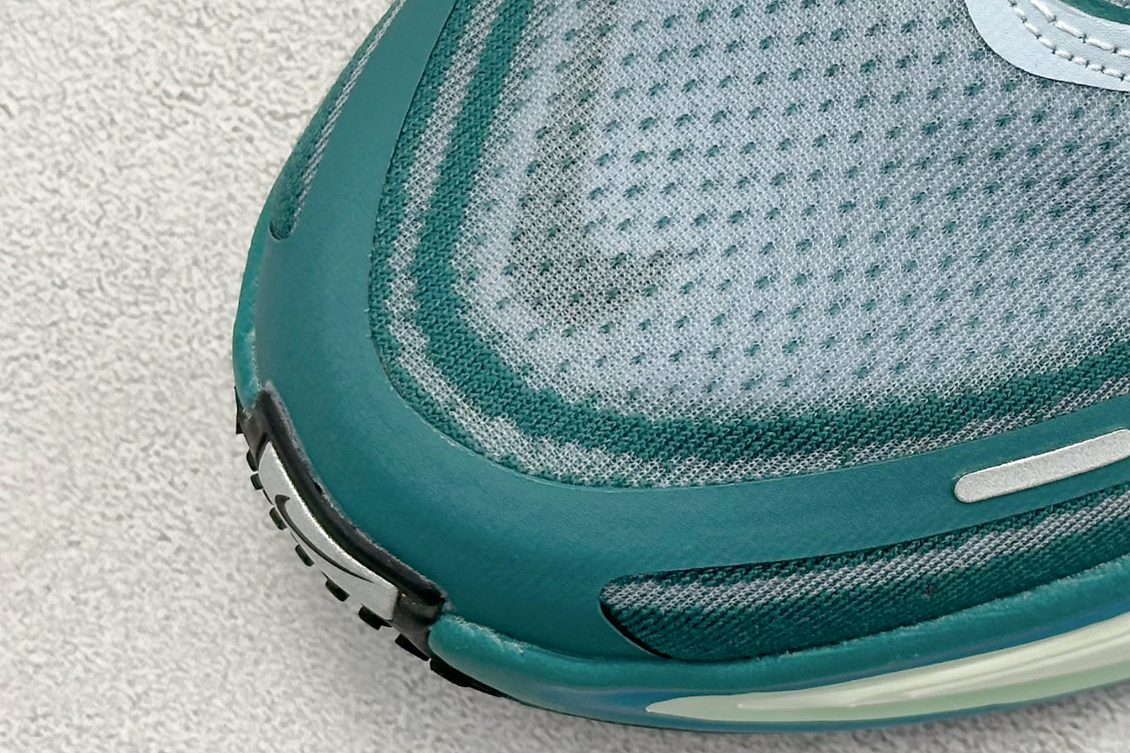 180 Nike Air Zoom Vomero PLUS 全新科技提前原鞋开发 运动跑鞋 HV8154-001